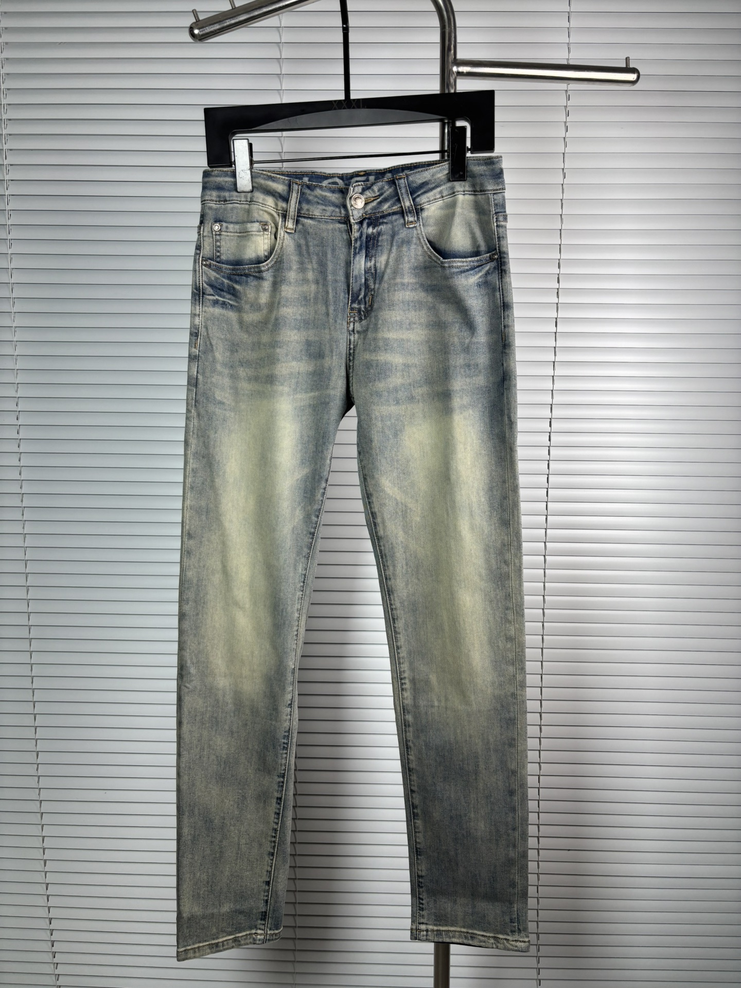 超级有范儿的一款牛仔裤，定制原版水洗牛仔面料，独特设计，顶级刺绣工艺字母图案logo，原版五金辅料装饰，