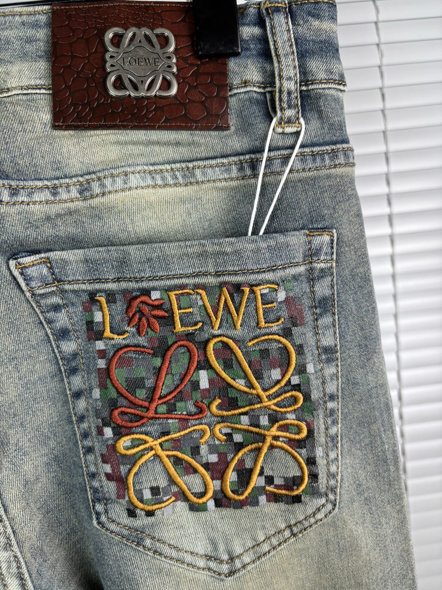 超级有范儿的一款牛仔裤，定制原版水洗牛仔面料，独特设计，顶级刺绣工艺字母图案logo，原版五金辅料装饰，