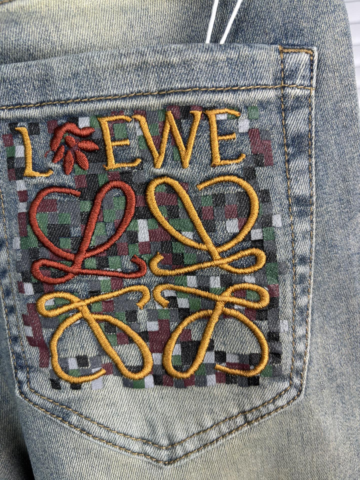 超级有范儿的一款牛仔裤，定制原版水洗牛仔面料，独特设计，顶级刺绣工艺字母图案logo，原版五金辅料装饰，