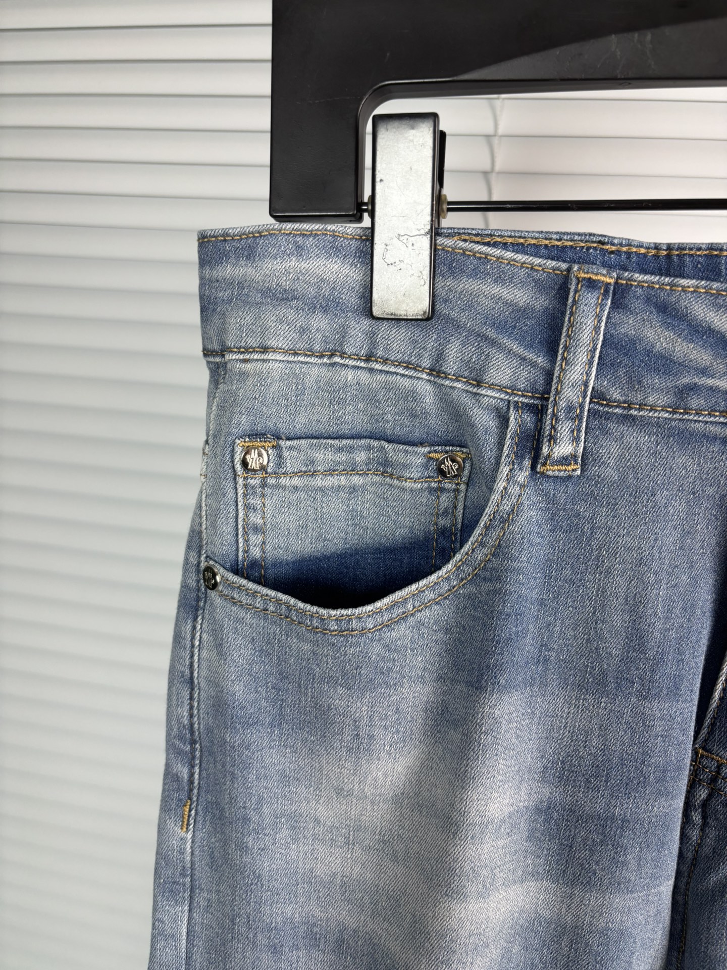 超级有范儿的一款牛仔裤，定制原版水洗牛仔面料，独特设计，顶级刺绣工艺字母图案logo，原版五金辅料装饰，