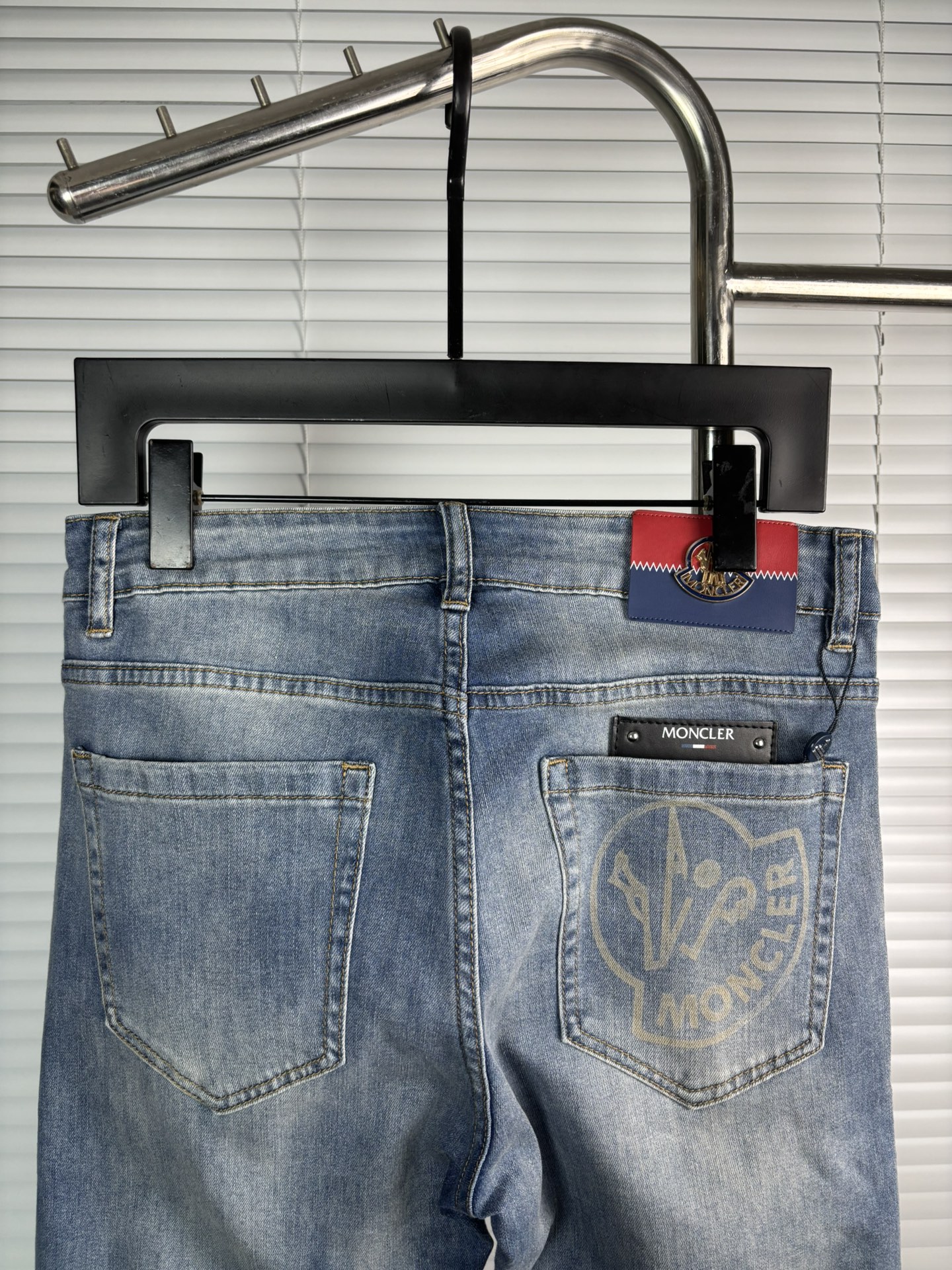 超级有范儿的一款牛仔裤，定制原版水洗牛仔面料，独特设计，顶级刺绣工艺字母图案logo，原版五金辅料装饰，
