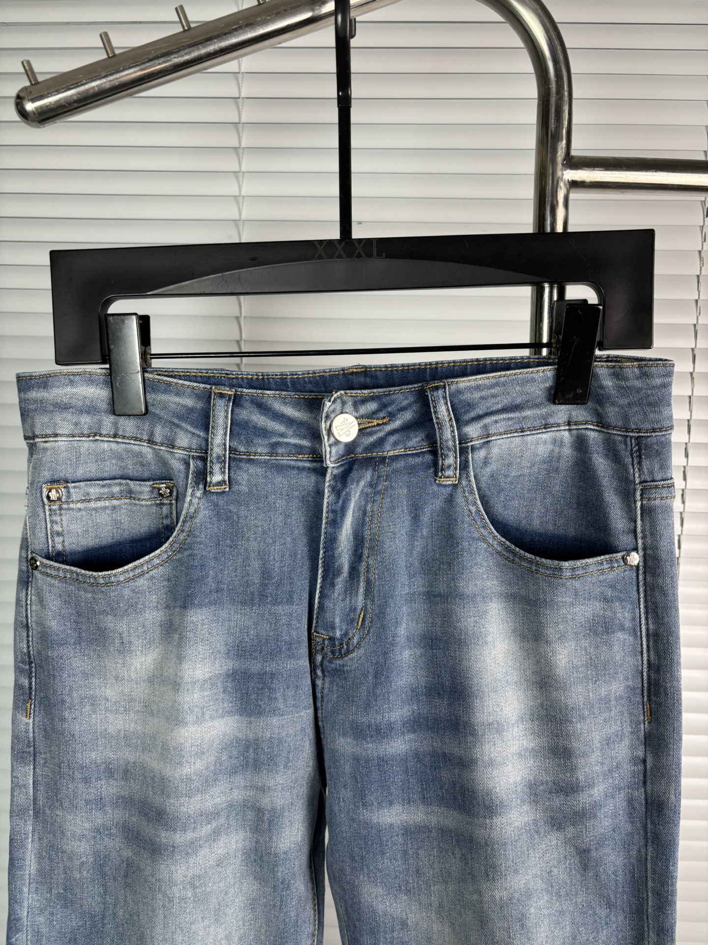 超级有范儿的一款牛仔裤，定制原版水洗牛仔面料，独特设计，顶级刺绣工艺字母图案logo，原版五金辅料装饰，