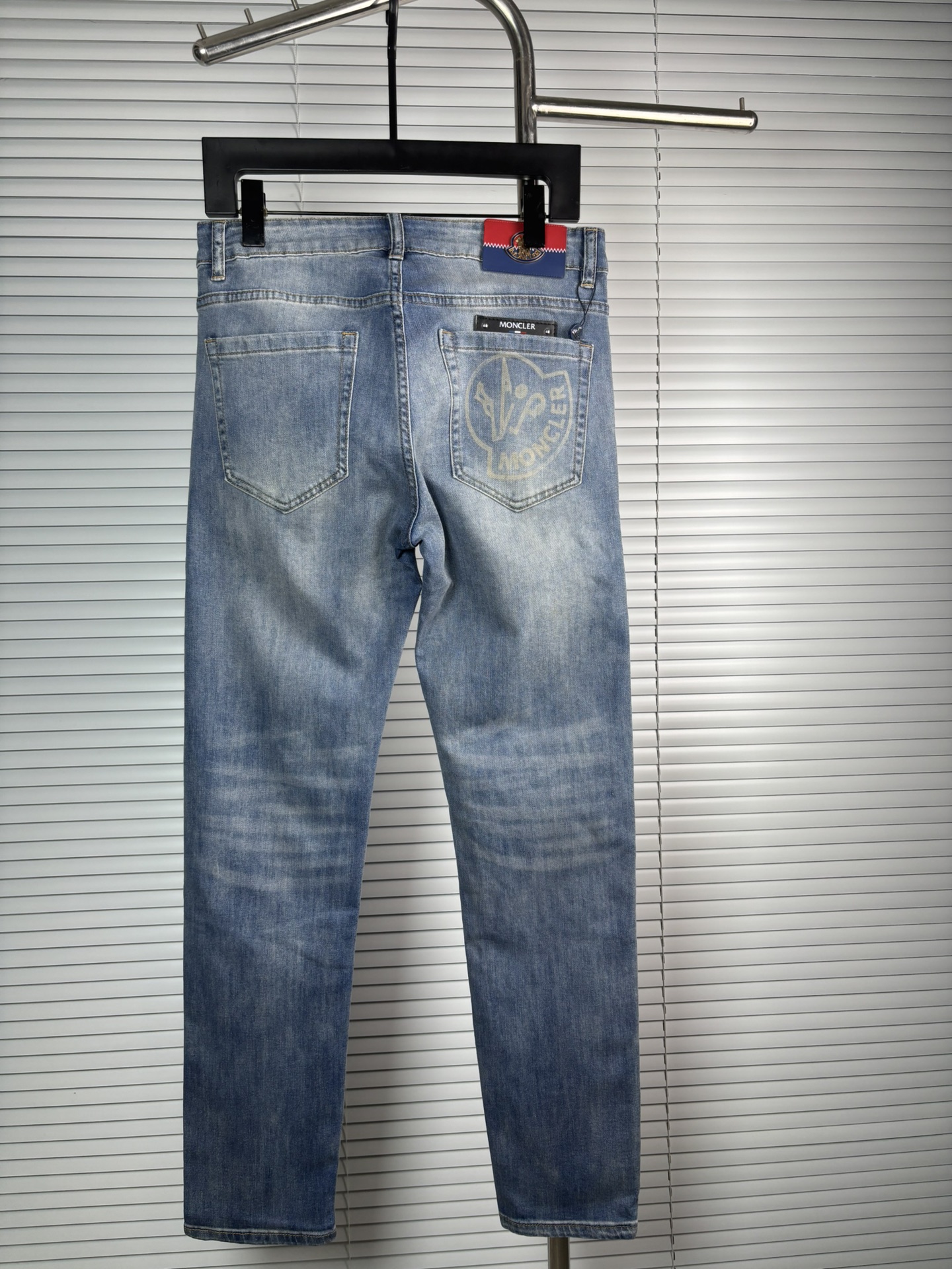 超级有范儿的一款牛仔裤，定制原版水洗牛仔面料，独特设计，顶级刺绣工艺字母图案logo，原版五金辅料装饰，