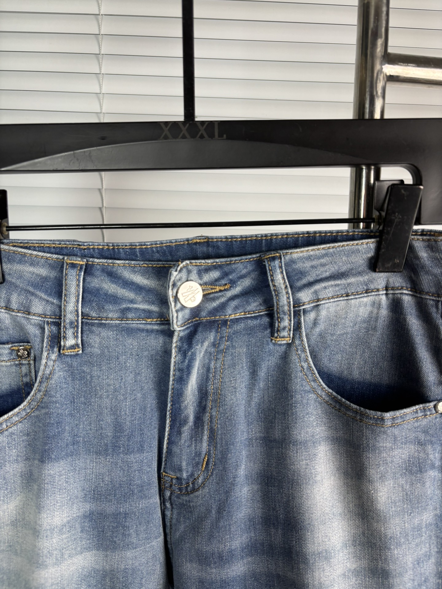 超级有范儿的一款牛仔裤，定制原版水洗牛仔面料，独特设计，顶级刺绣工艺字母图案logo，原版五金辅料装饰，