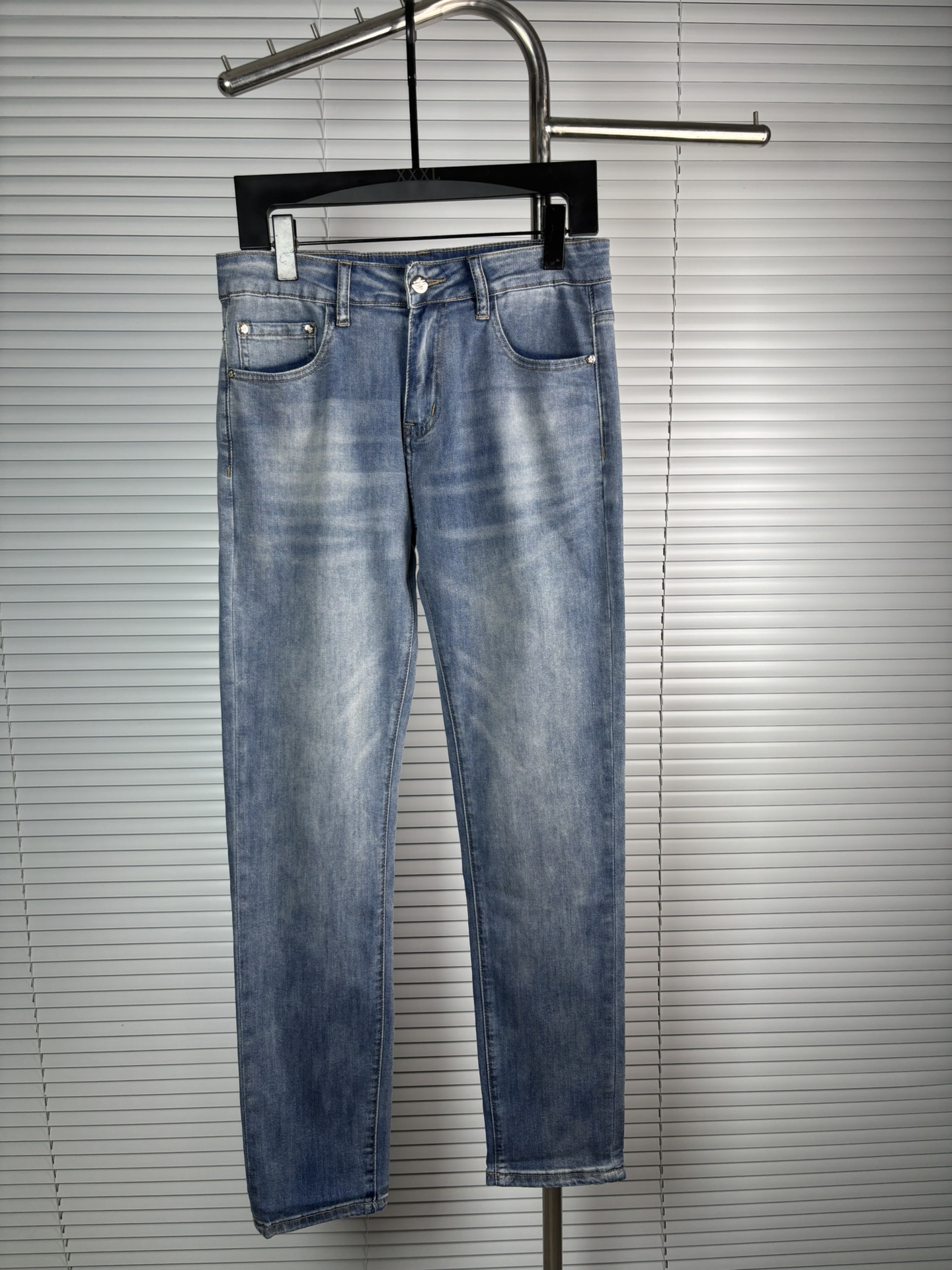 超级有范儿的一款牛仔裤，定制原版水洗牛仔面料，独特设计，顶级刺绣工艺字母图案logo，原版五金辅料装饰，