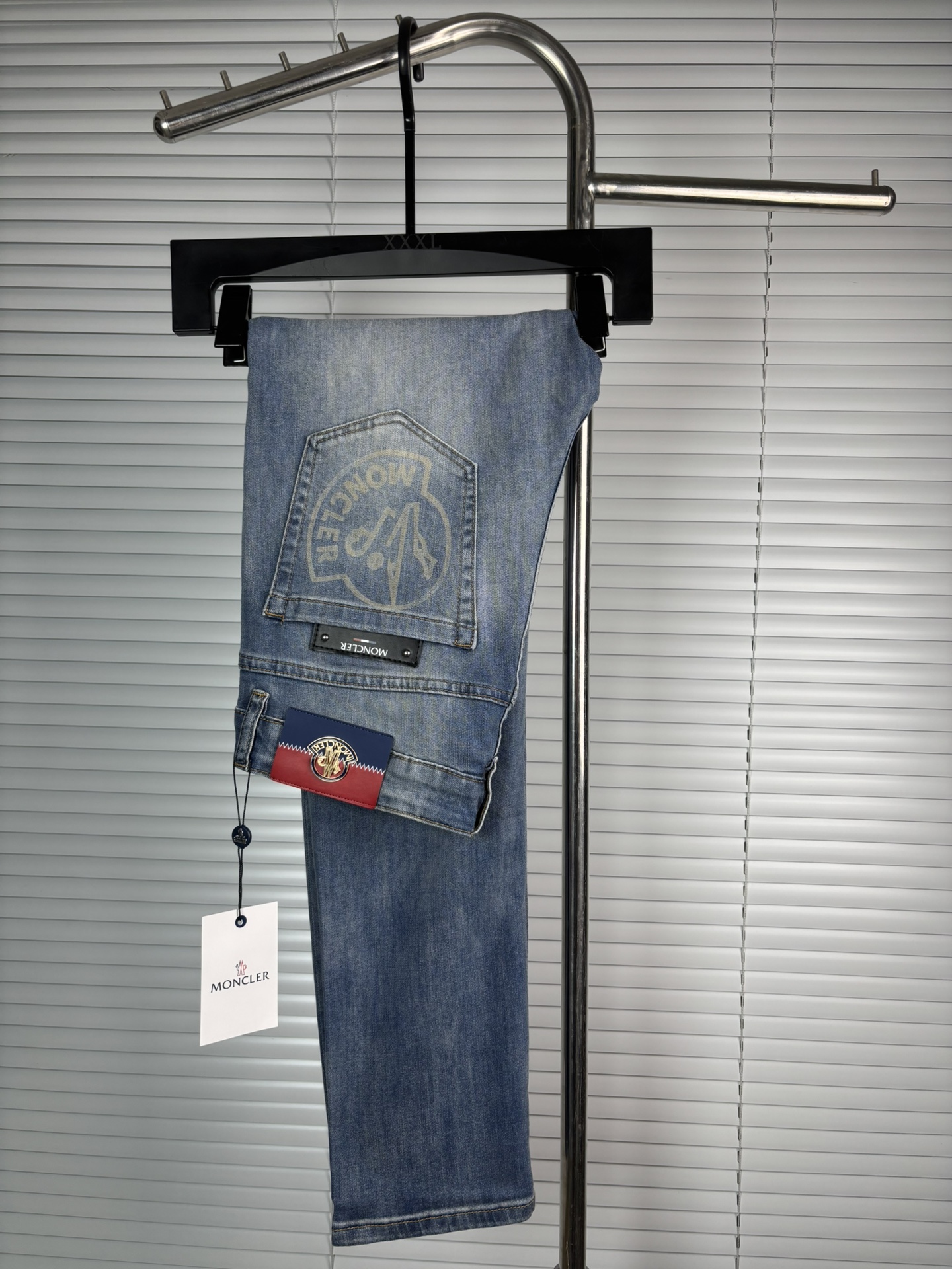 超级有范儿的一款牛仔裤，定制原版水洗牛仔面料，独特设计，顶级刺绣工艺字母图案logo，原版五金辅料装饰，