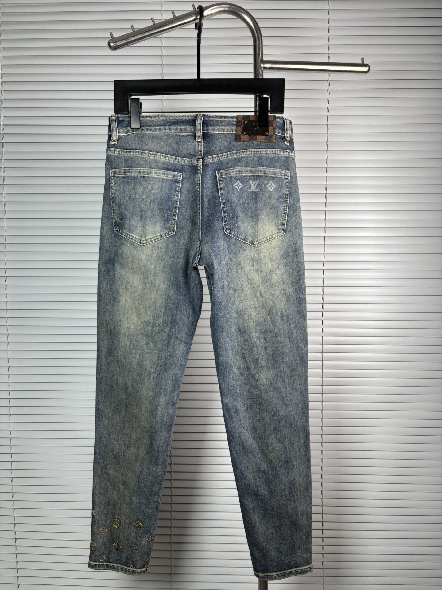 超级有范儿的一款牛仔裤，定制原版水洗牛仔面料，独特设计，顶级刺绣工艺字母图案logo，原版五金辅料装饰，