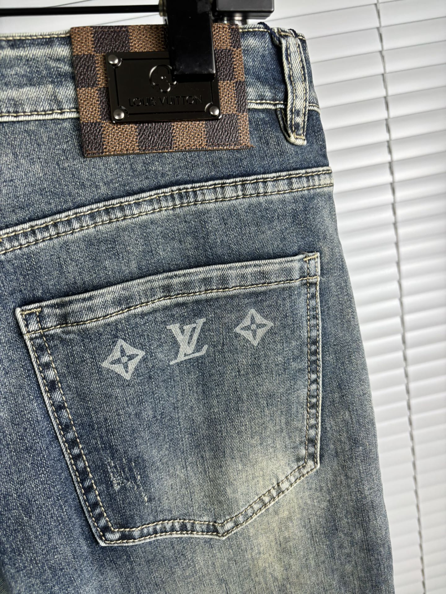 超级有范儿的一款牛仔裤，定制原版水洗牛仔面料，独特设计，顶级刺绣工艺字母图案logo，原版五金辅料装饰，