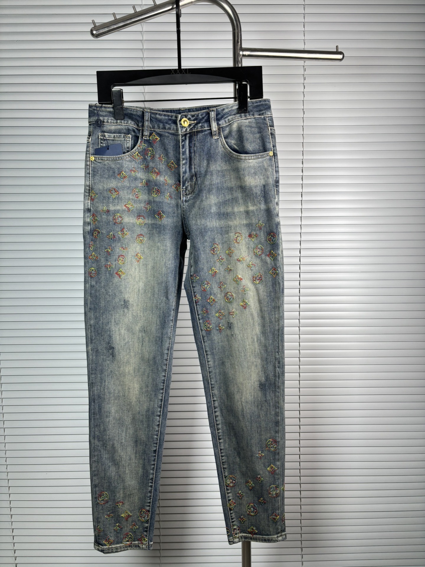 超级有范儿的一款牛仔裤，定制原版水洗牛仔面料，独特设计，顶级刺绣工艺字母图案logo，原版五金辅料装饰，