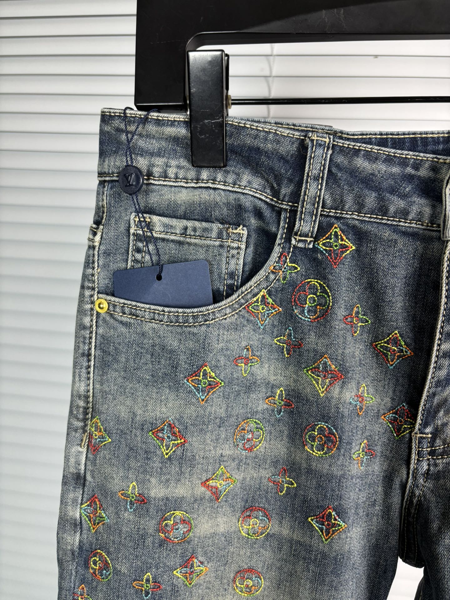 超级有范儿的一款牛仔裤，定制原版水洗牛仔面料，独特设计，顶级刺绣工艺字母图案logo，原版五金辅料装饰，