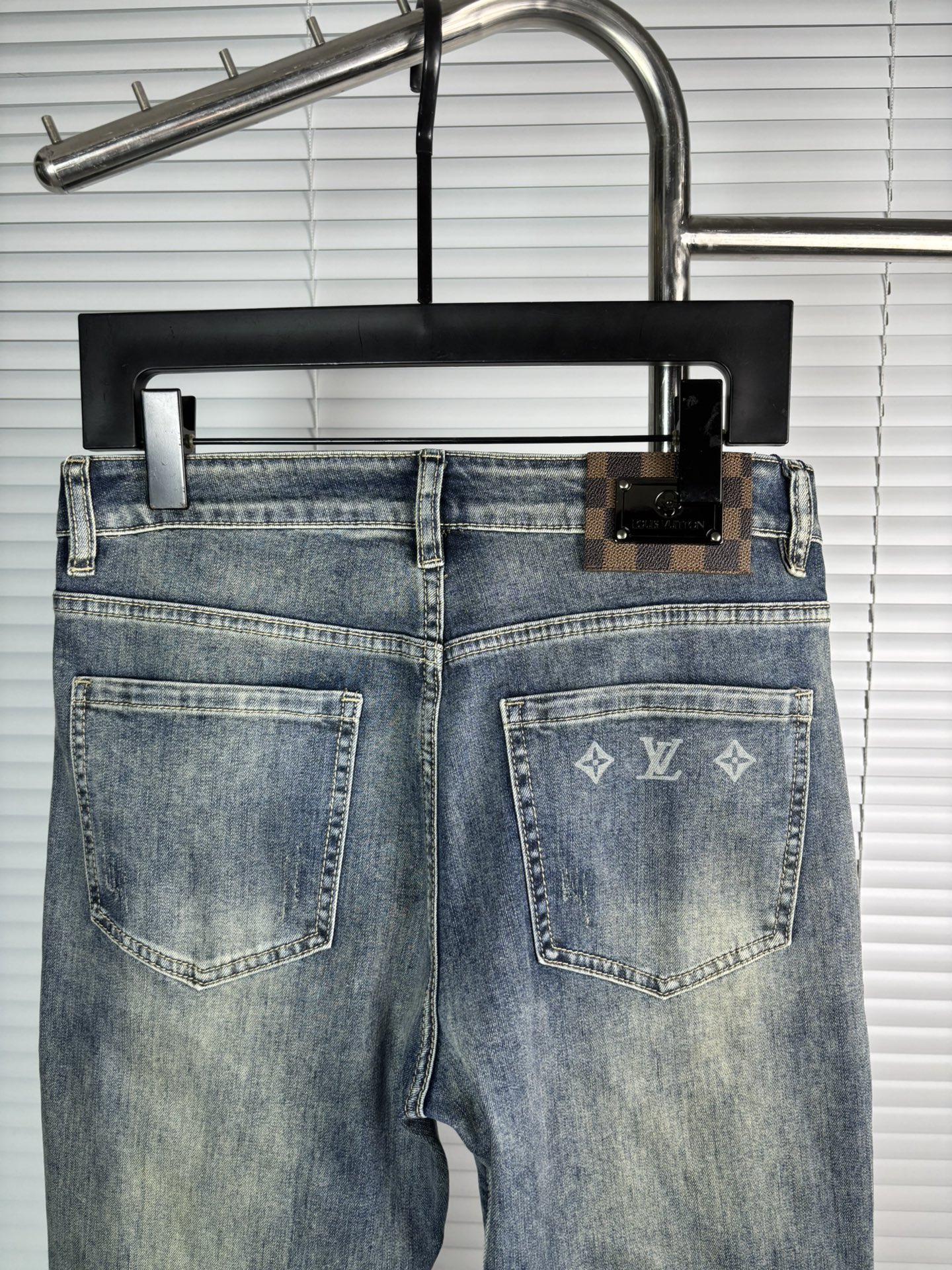 超级有范儿的一款牛仔裤，定制原版水洗牛仔面料，独特设计，顶级刺绣工艺字母图案logo，原版五金辅料装饰，