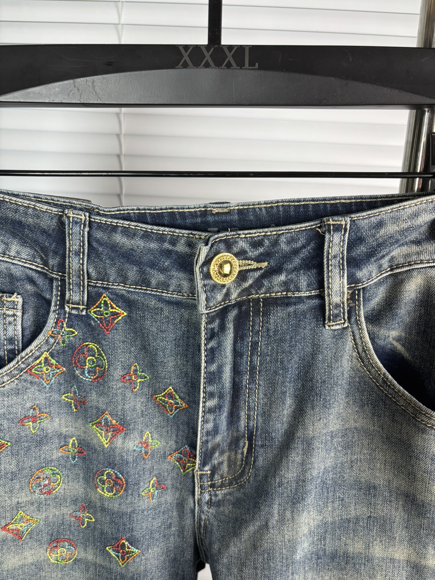 超级有范儿的一款牛仔裤，定制原版水洗牛仔面料，独特设计，顶级刺绣工艺字母图案logo，原版五金辅料装饰，