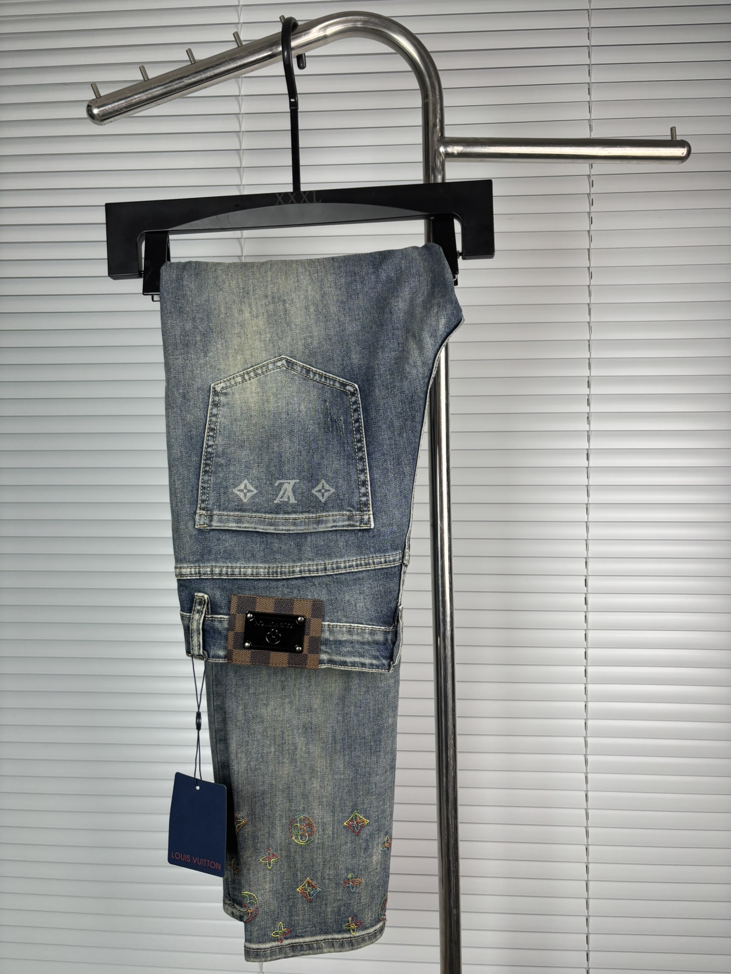 超级有范儿的一款牛仔裤，定制原版水洗牛仔面料，独特设计，顶级刺绣工艺字母图案logo，原版五金辅料装饰，