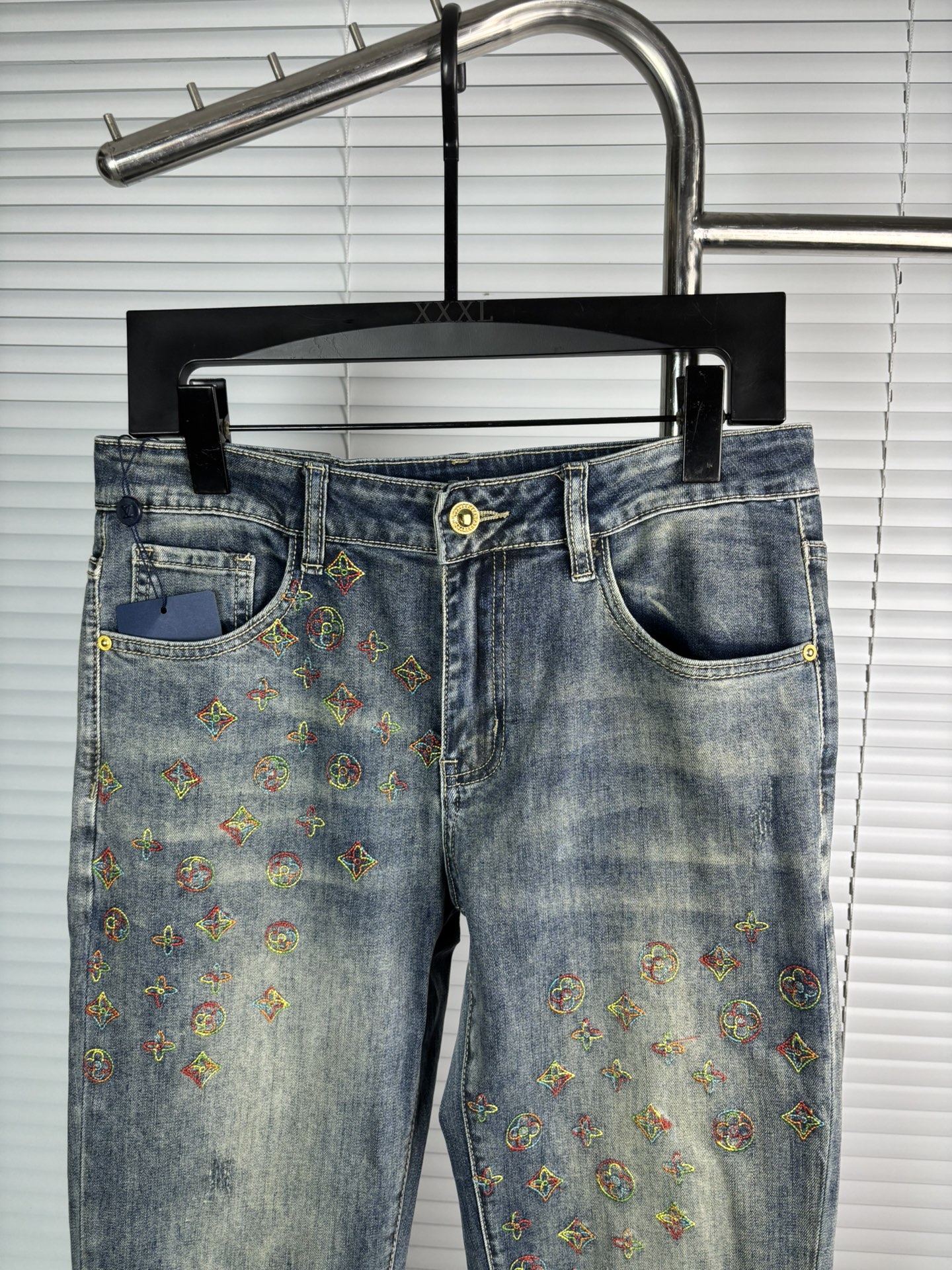 超级有范儿的一款牛仔裤，定制原版水洗牛仔面料，独特设计，顶级刺绣工艺字母图案logo，原版五金辅料装饰，