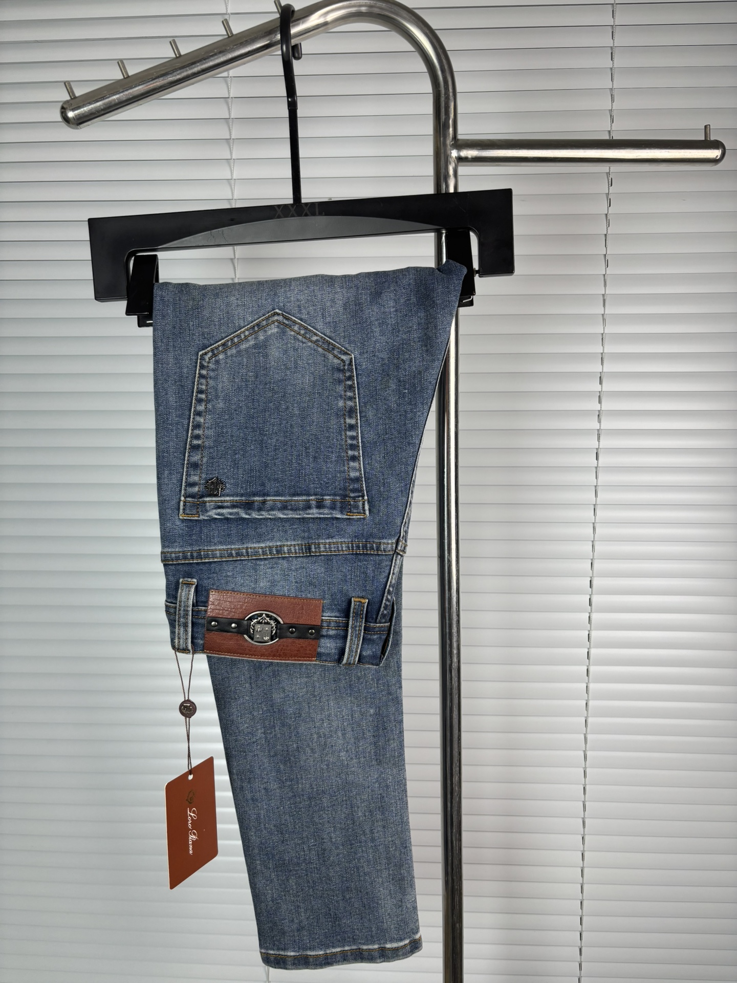 超级有范儿的一款牛仔裤，定制原版水洗牛仔面料，独特设计，顶级刺绣工艺字母图案logo，原版五金辅料装饰，