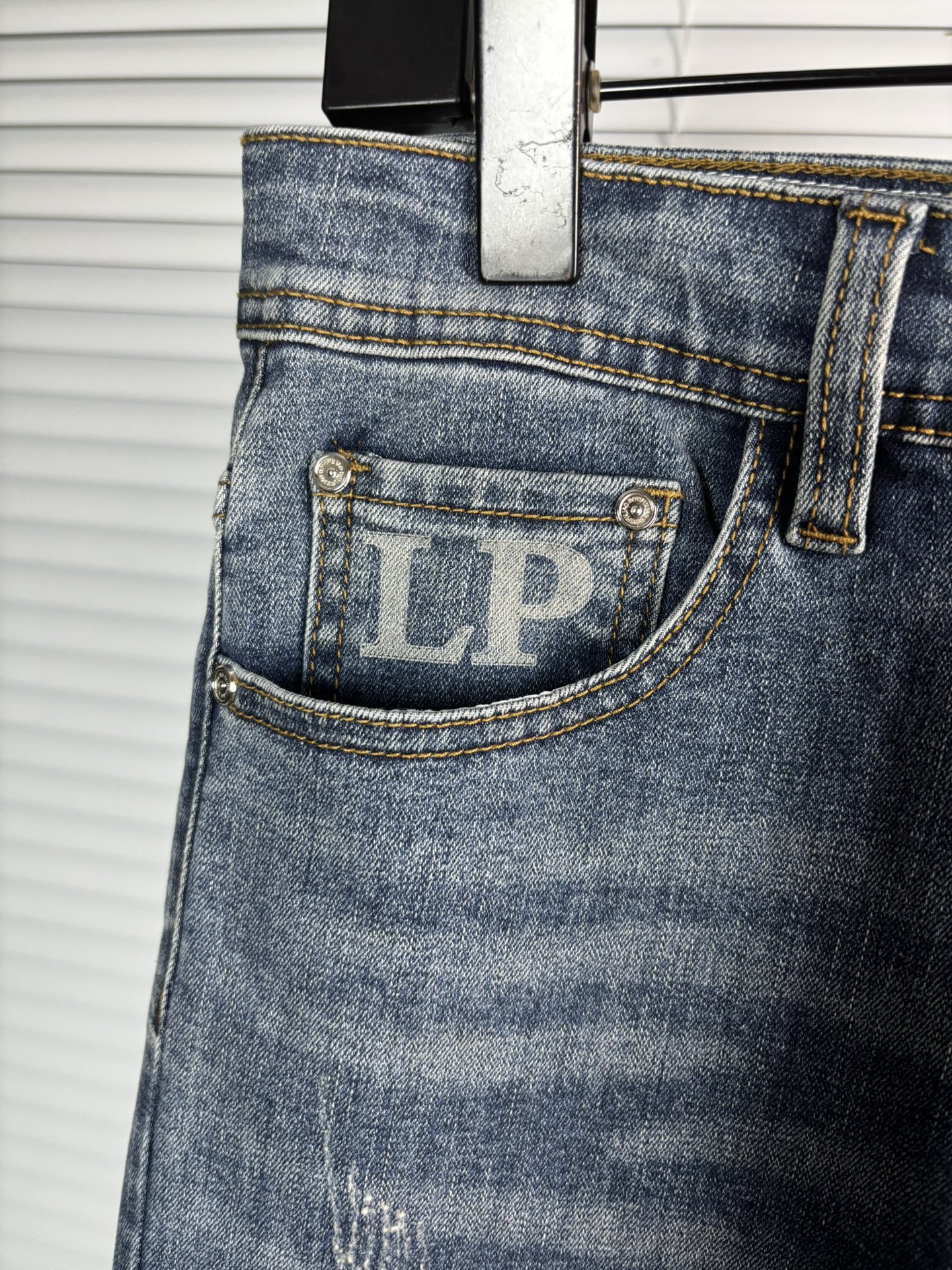 超级有范儿的一款牛仔裤，定制原版水洗牛仔面料，独特设计，顶级刺绣工艺字母图案logo，原版五金辅料装饰，