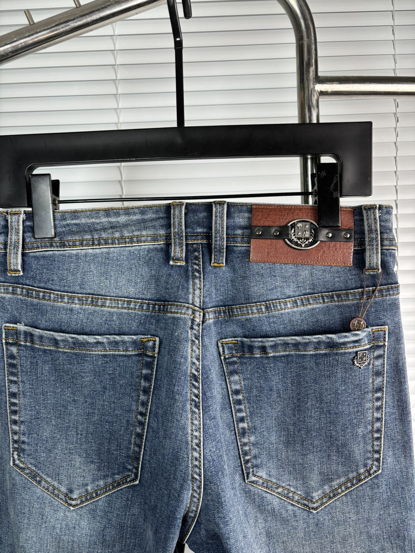 超级有范儿的一款牛仔裤，定制原版水洗牛仔面料，独特设计，顶级刺绣工艺字母图案logo，原版五金辅料装饰，