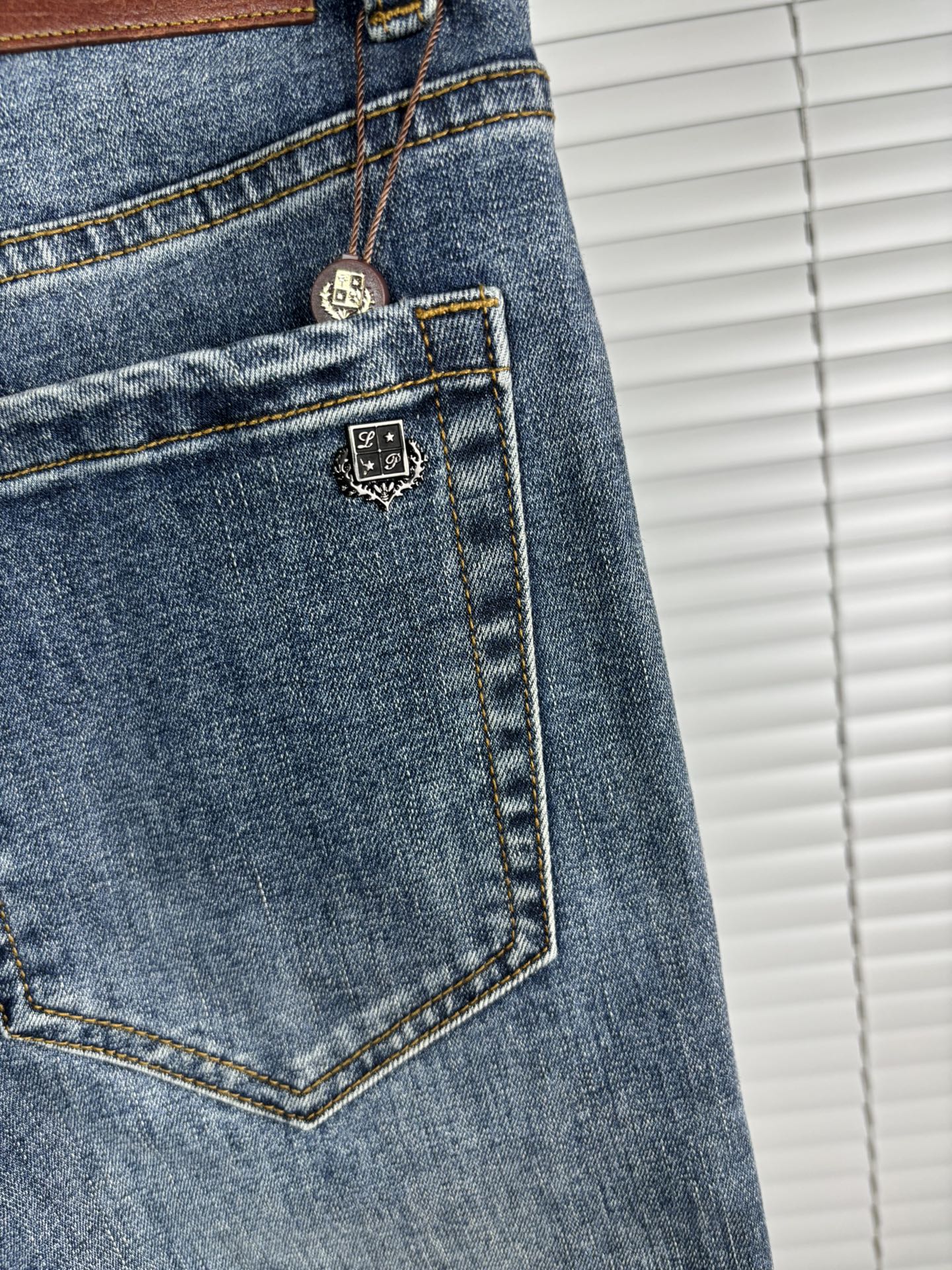 超级有范儿的一款牛仔裤，定制原版水洗牛仔面料，独特设计，顶级刺绣工艺字母图案logo，原版五金辅料装饰，