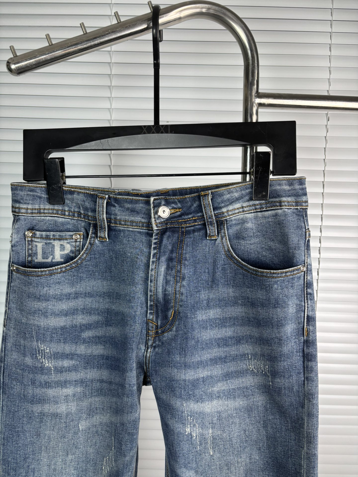 超级有范儿的一款牛仔裤，定制原版水洗牛仔面料，独特设计，顶级刺绣工艺字母图案logo，原版五金辅料装饰，