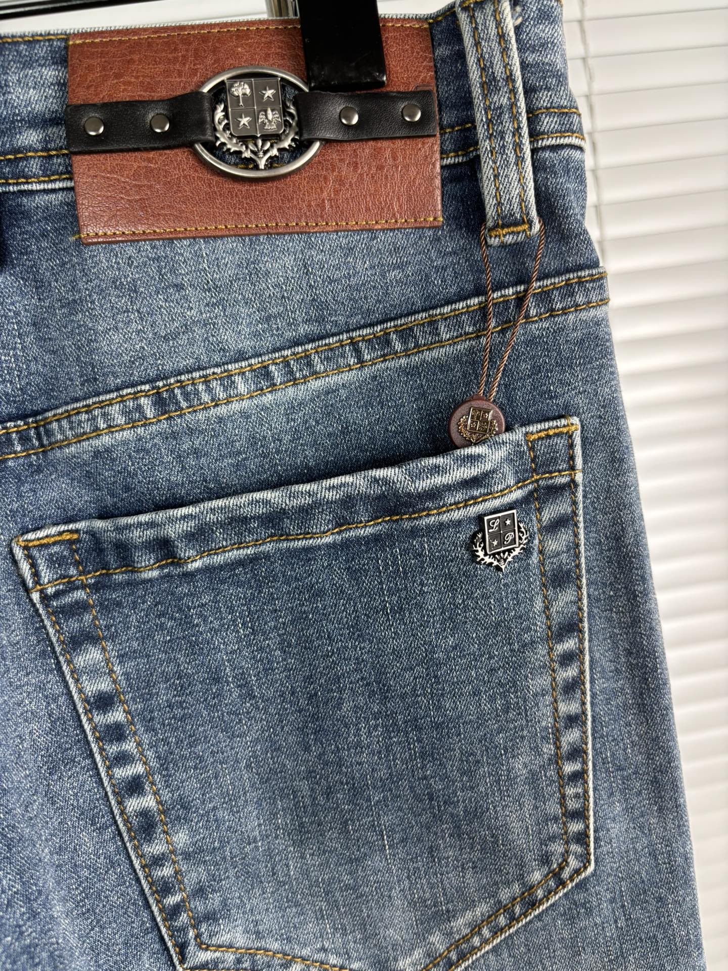 超级有范儿的一款牛仔裤，定制原版水洗牛仔面料，独特设计，顶级刺绣工艺字母图案logo，原版五金辅料装饰，