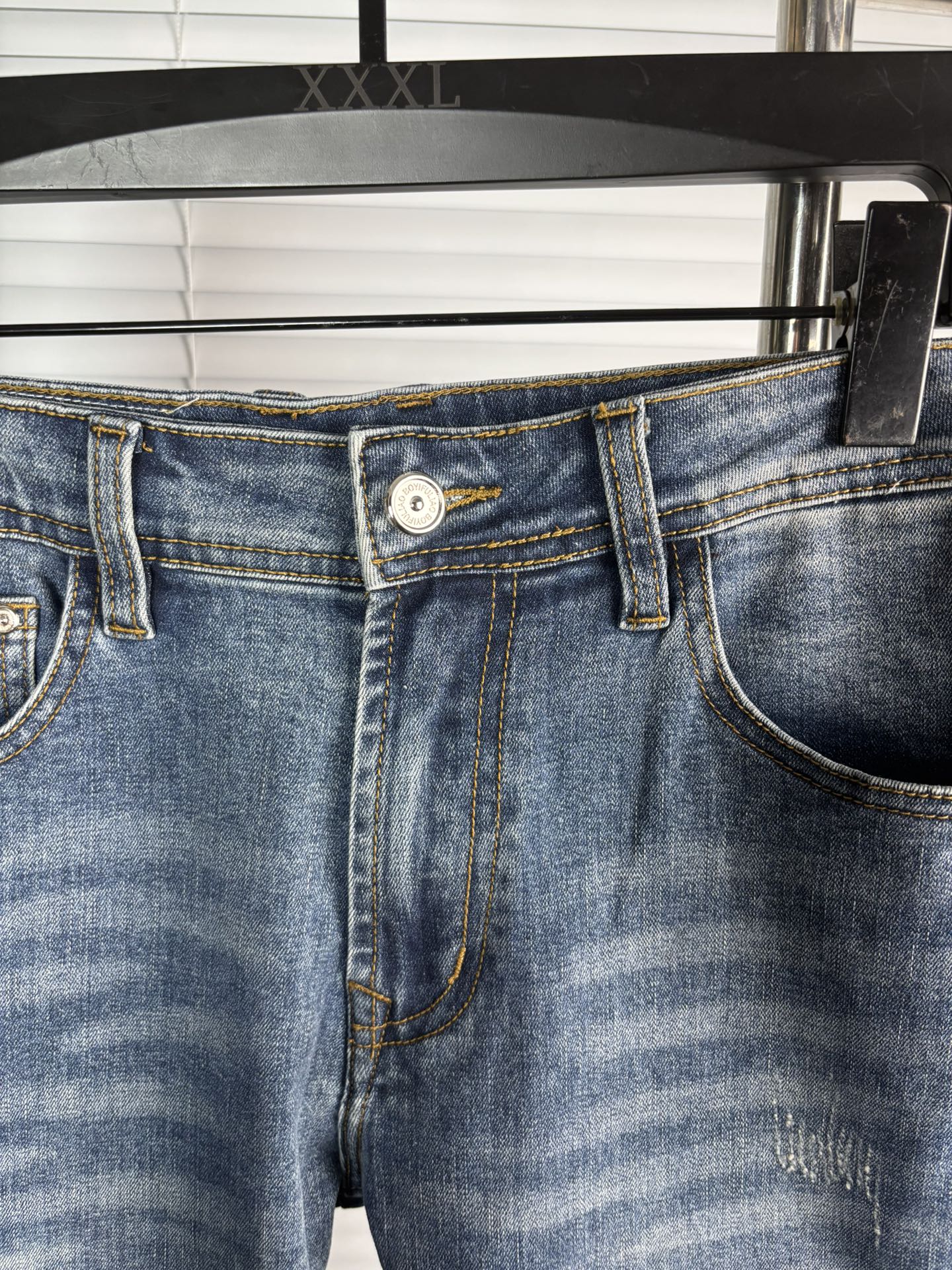 超级有范儿的一款牛仔裤，定制原版水洗牛仔面料，独特设计，顶级刺绣工艺字母图案logo，原版五金辅料装饰，