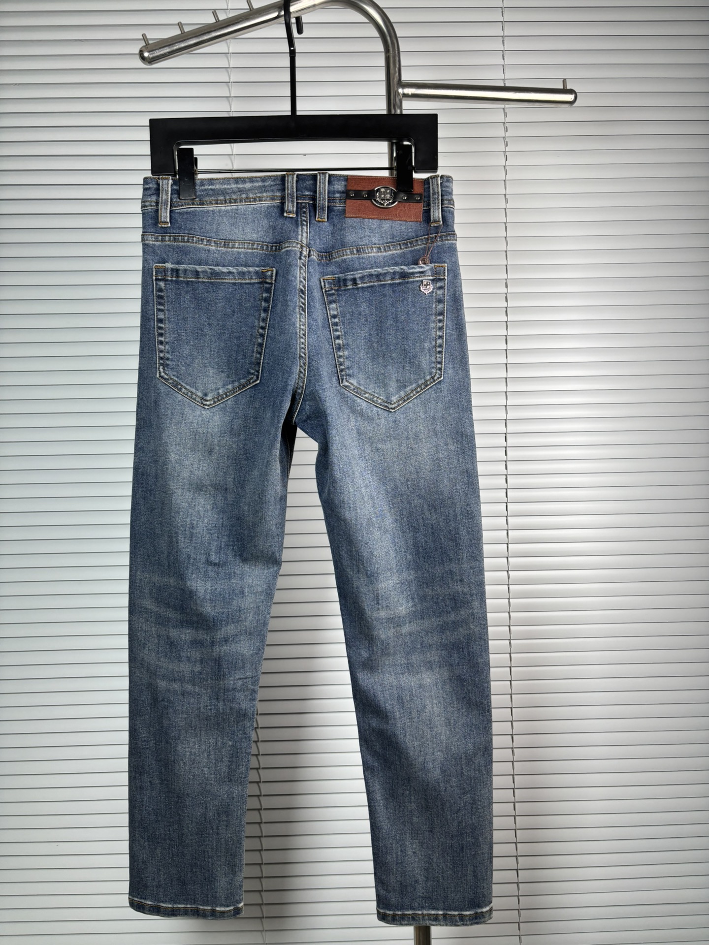 超级有范儿的一款牛仔裤，定制原版水洗牛仔面料，独特设计，顶级刺绣工艺字母图案logo，原版五金辅料装饰，