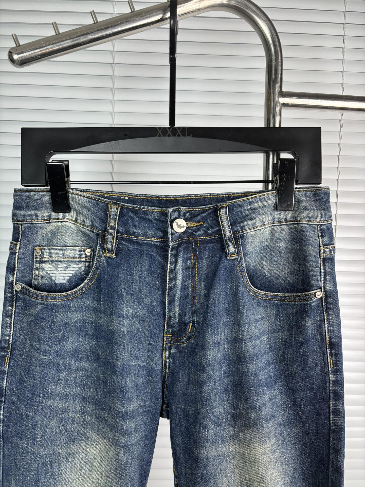 超级有范儿的一款牛仔裤，定制原版水洗牛仔面料，独特设计，顶级刺绣工艺字母图案logo，原版五金辅料装饰，