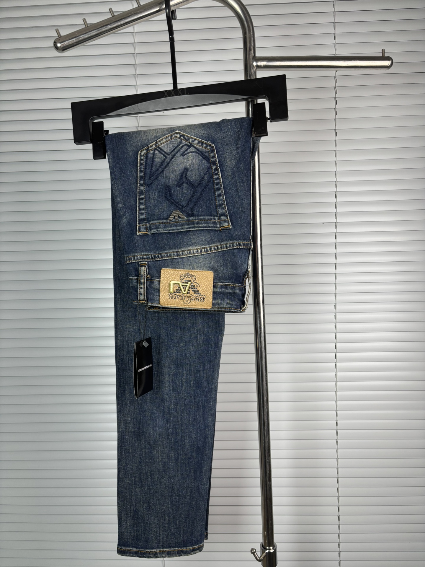 超级有范儿的一款牛仔裤，定制原版水洗牛仔面料，独特设计，顶级刺绣工艺字母图案logo，原版五金辅料装饰，