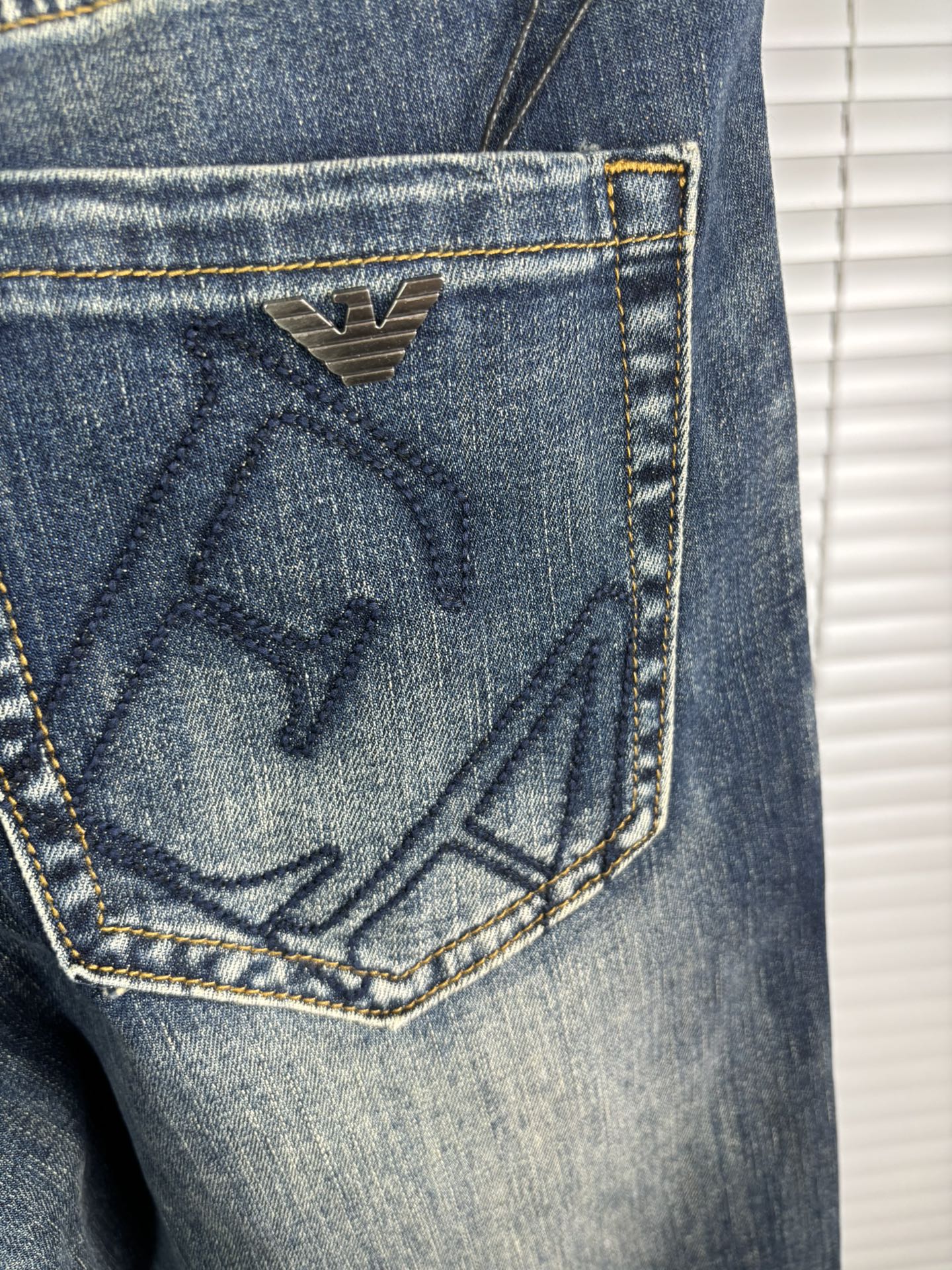 超级有范儿的一款牛仔裤，定制原版水洗牛仔面料，独特设计，顶级刺绣工艺字母图案logo，原版五金辅料装饰，