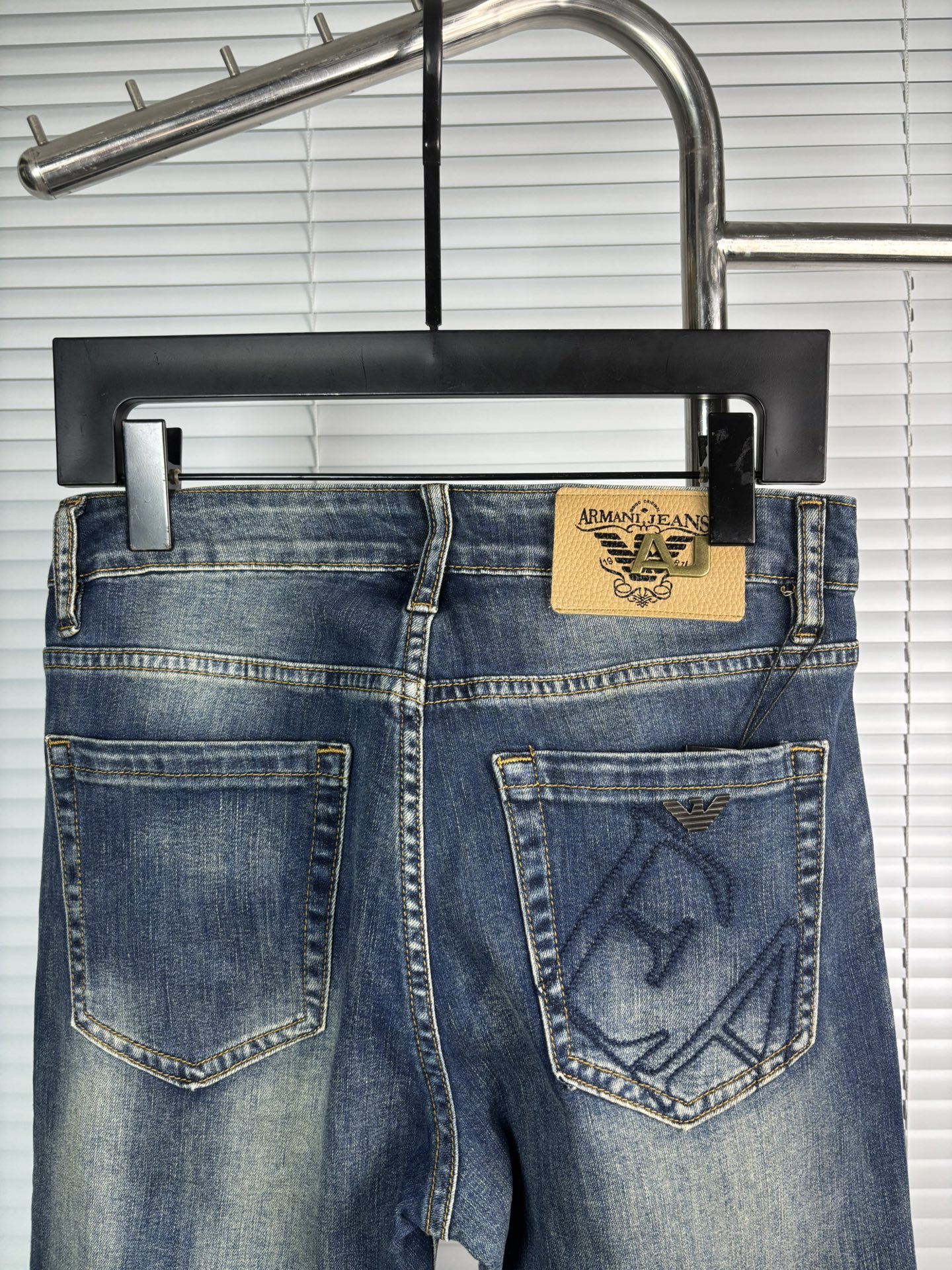 超级有范儿的一款牛仔裤，定制原版水洗牛仔面料，独特设计，顶级刺绣工艺字母图案logo，原版五金辅料装饰，