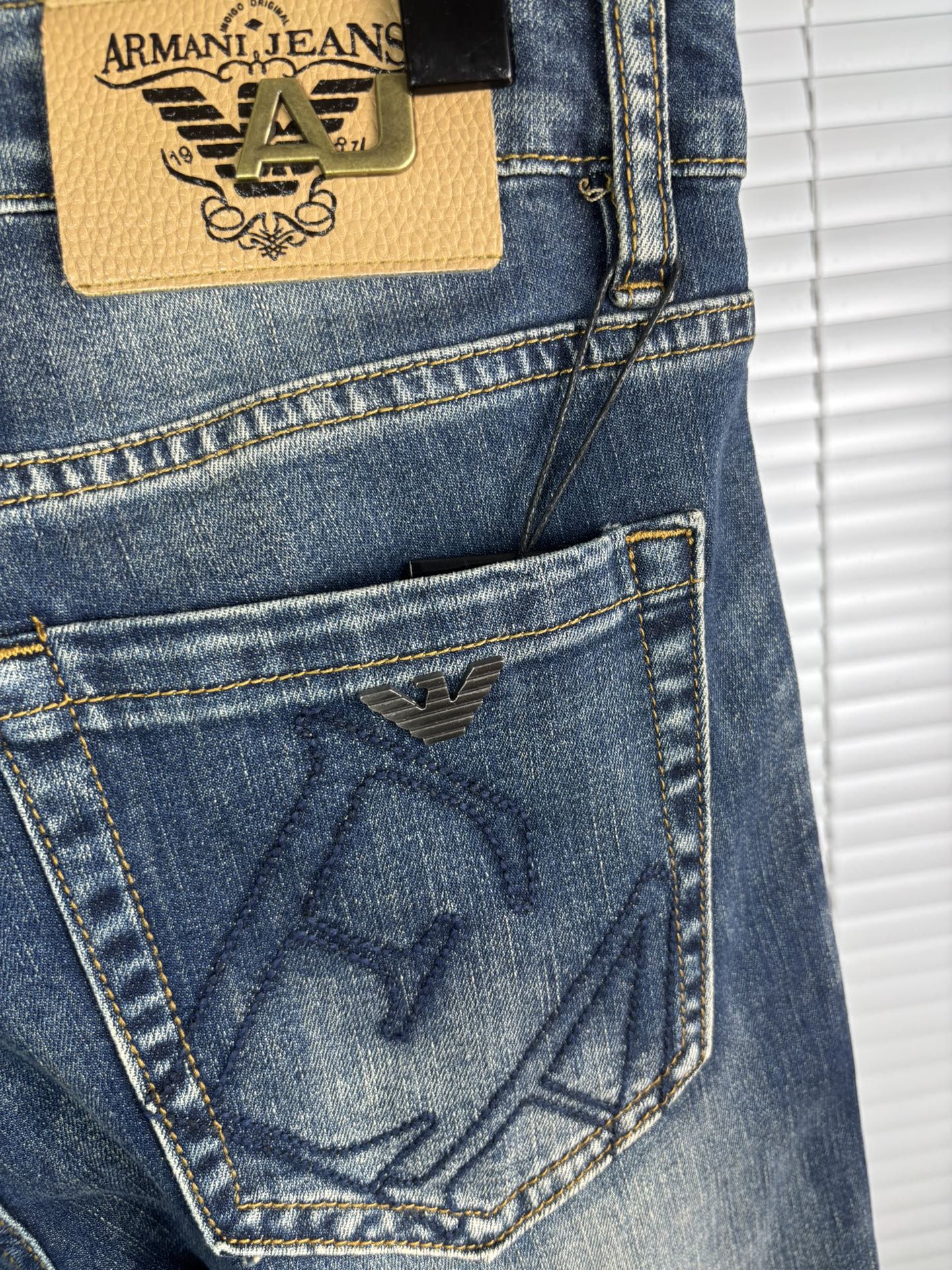 超级有范儿的一款牛仔裤，定制原版水洗牛仔面料，独特设计，顶级刺绣工艺字母图案logo，原版五金辅料装饰，