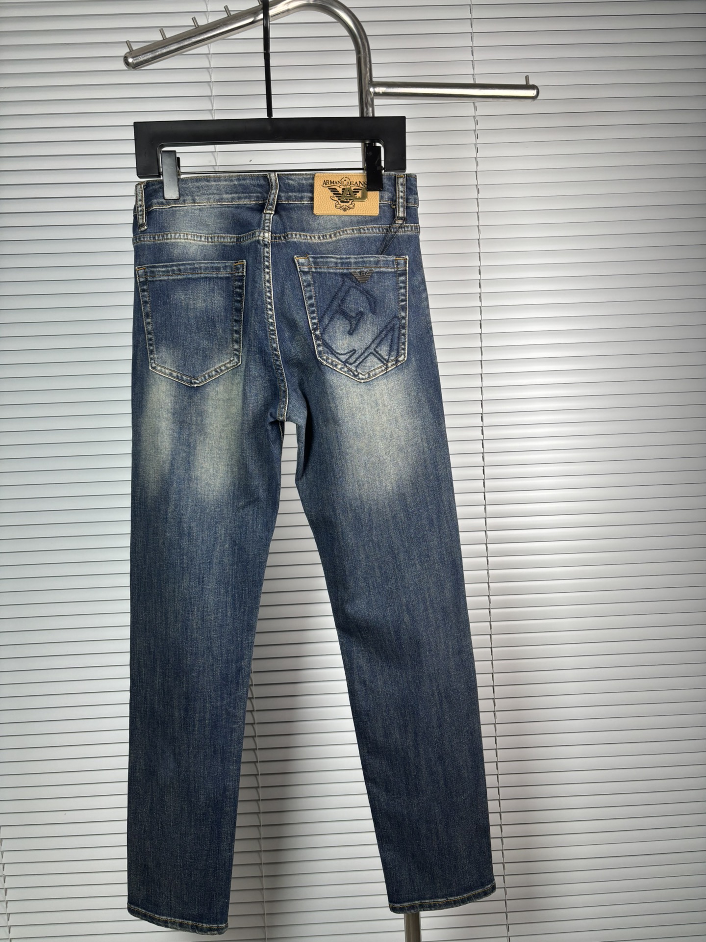 超级有范儿的一款牛仔裤，定制原版水洗牛仔面料，独特设计，顶级刺绣工艺字母图案logo，原版五金辅料装饰，