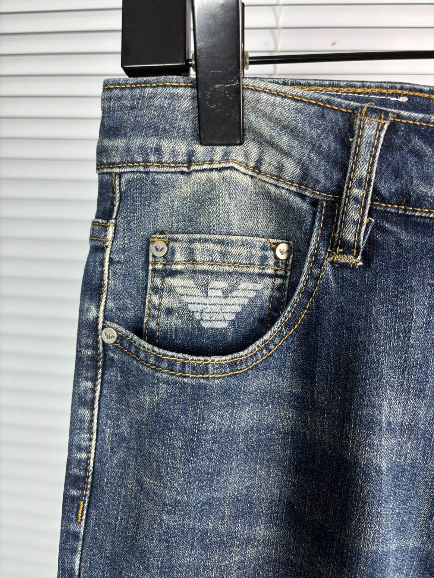 超级有范儿的一款牛仔裤，定制原版水洗牛仔面料，独特设计，顶级刺绣工艺字母图案logo，原版五金辅料装饰，