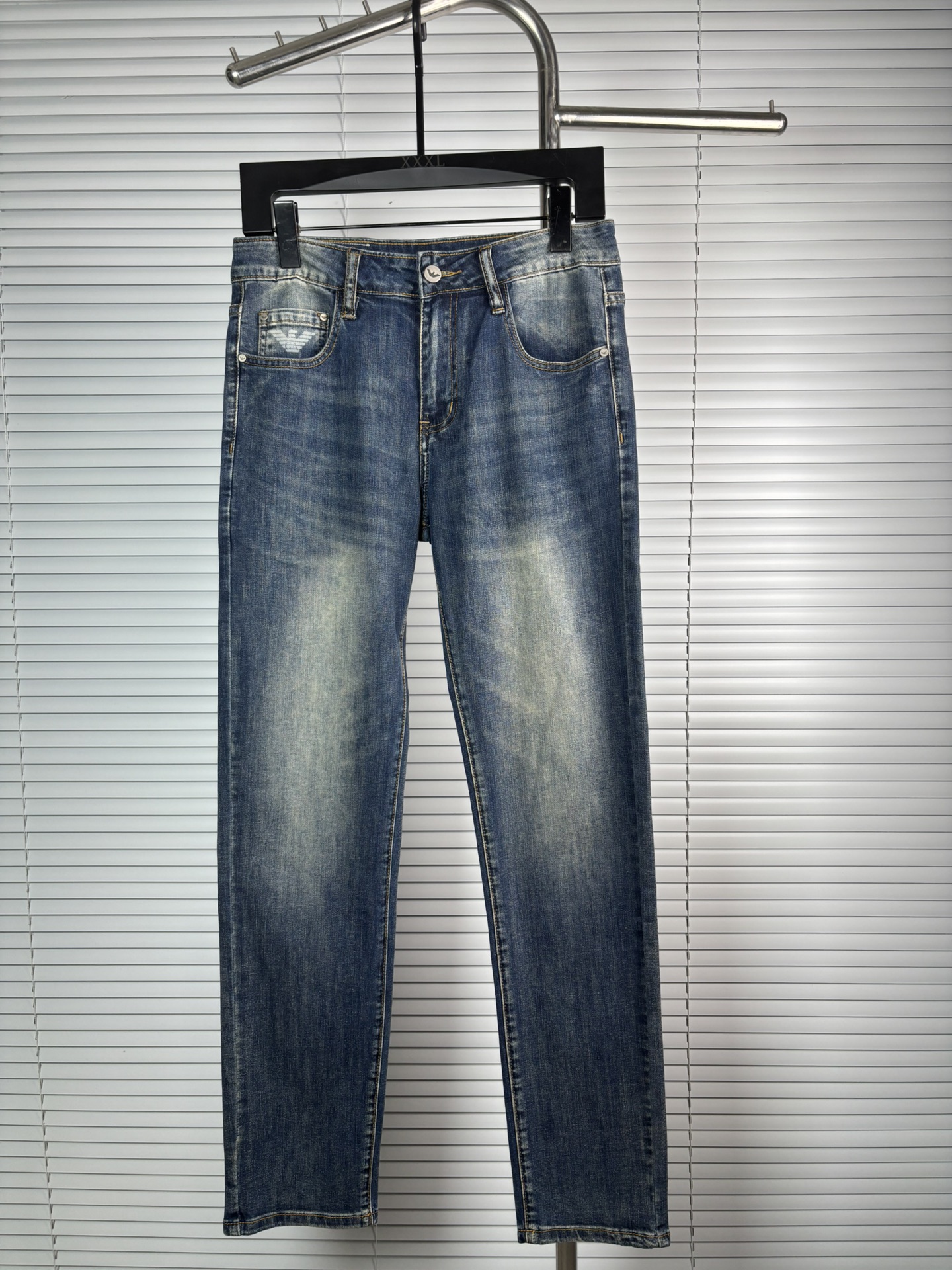 超级有范儿的一款牛仔裤，定制原版水洗牛仔面料，独特设计，顶级刺绣工艺字母图案logo，原版五金辅料装饰，