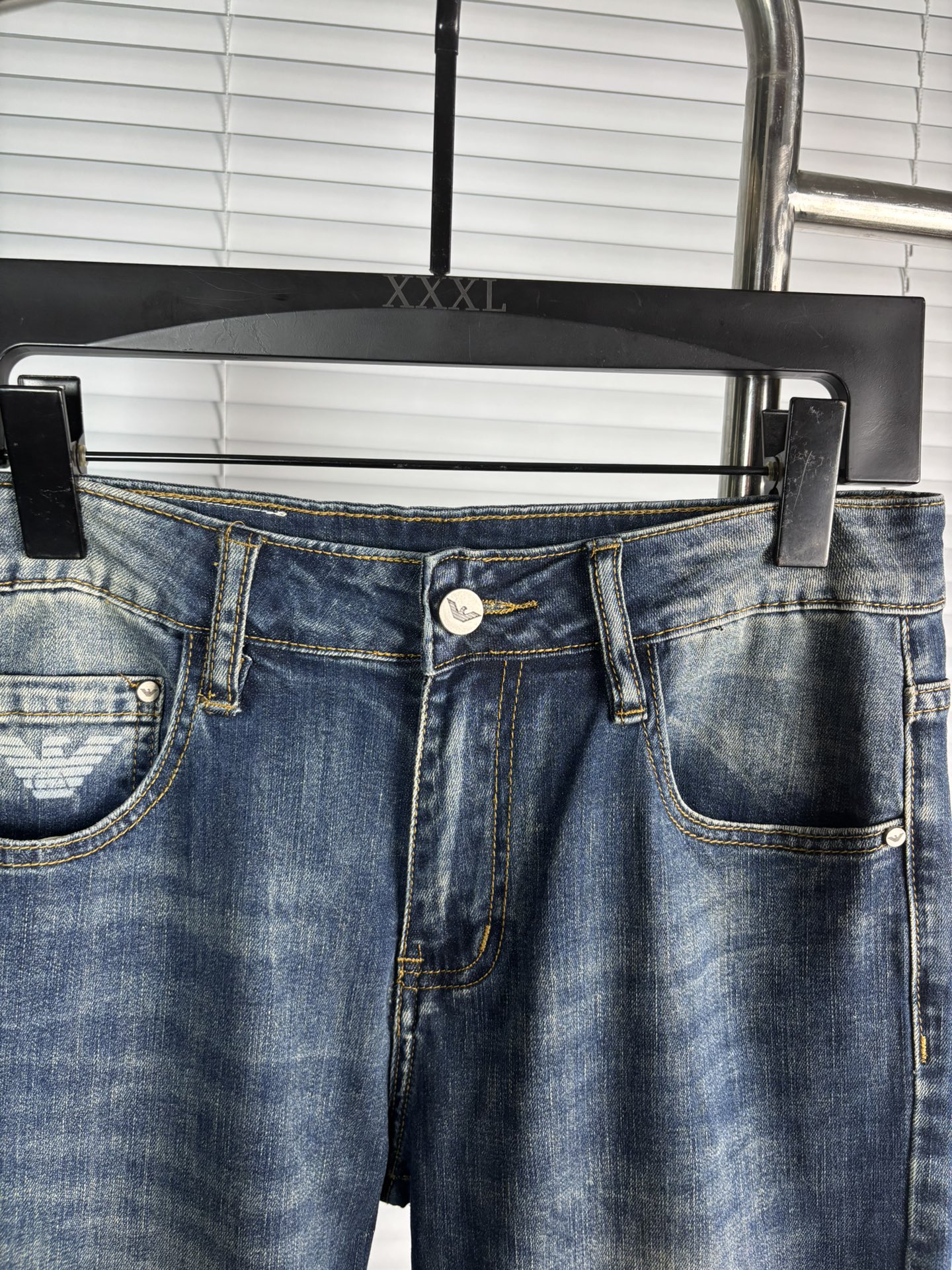 超级有范儿的一款牛仔裤，定制原版水洗牛仔面料，独特设计，顶级刺绣工艺字母图案logo，原版五金辅料装饰，