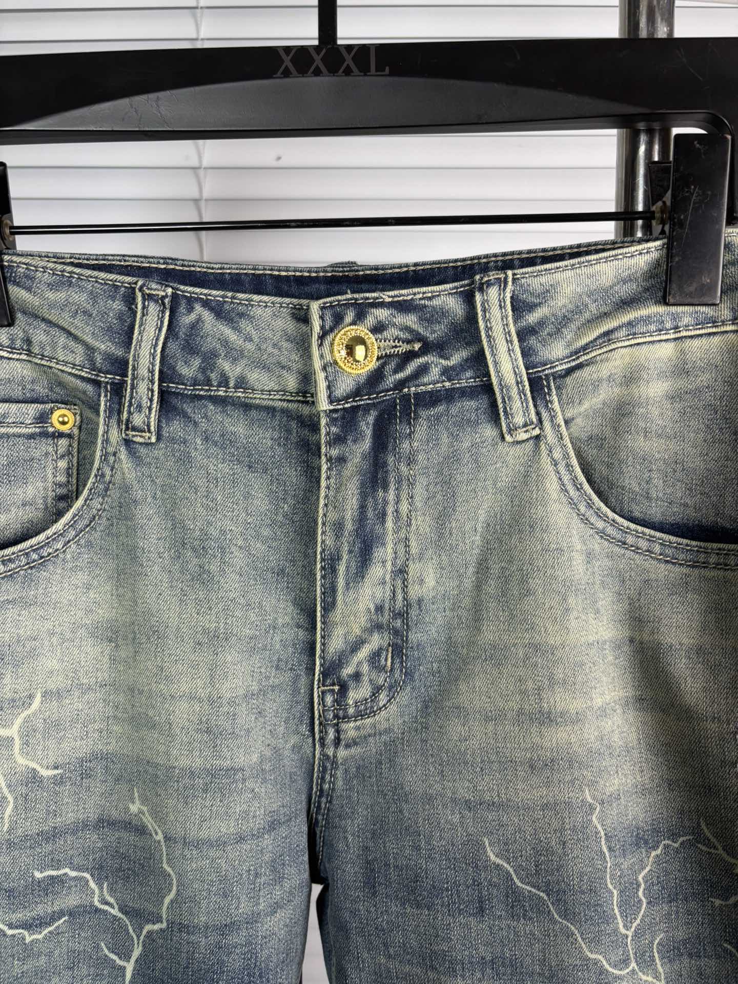 超级有范儿的一款牛仔裤，定制原版水洗牛仔面料，独特设计，顶级刺绣工艺字母图案logo，原版五金辅料装饰，