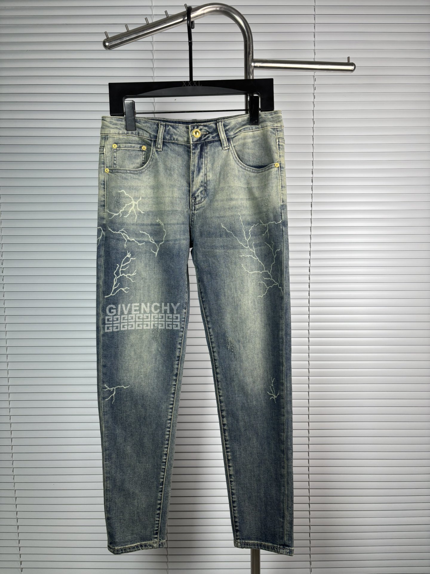 超级有范儿的一款牛仔裤，定制原版水洗牛仔面料，独特设计，顶级刺绣工艺字母图案logo，原版五金辅料装饰，