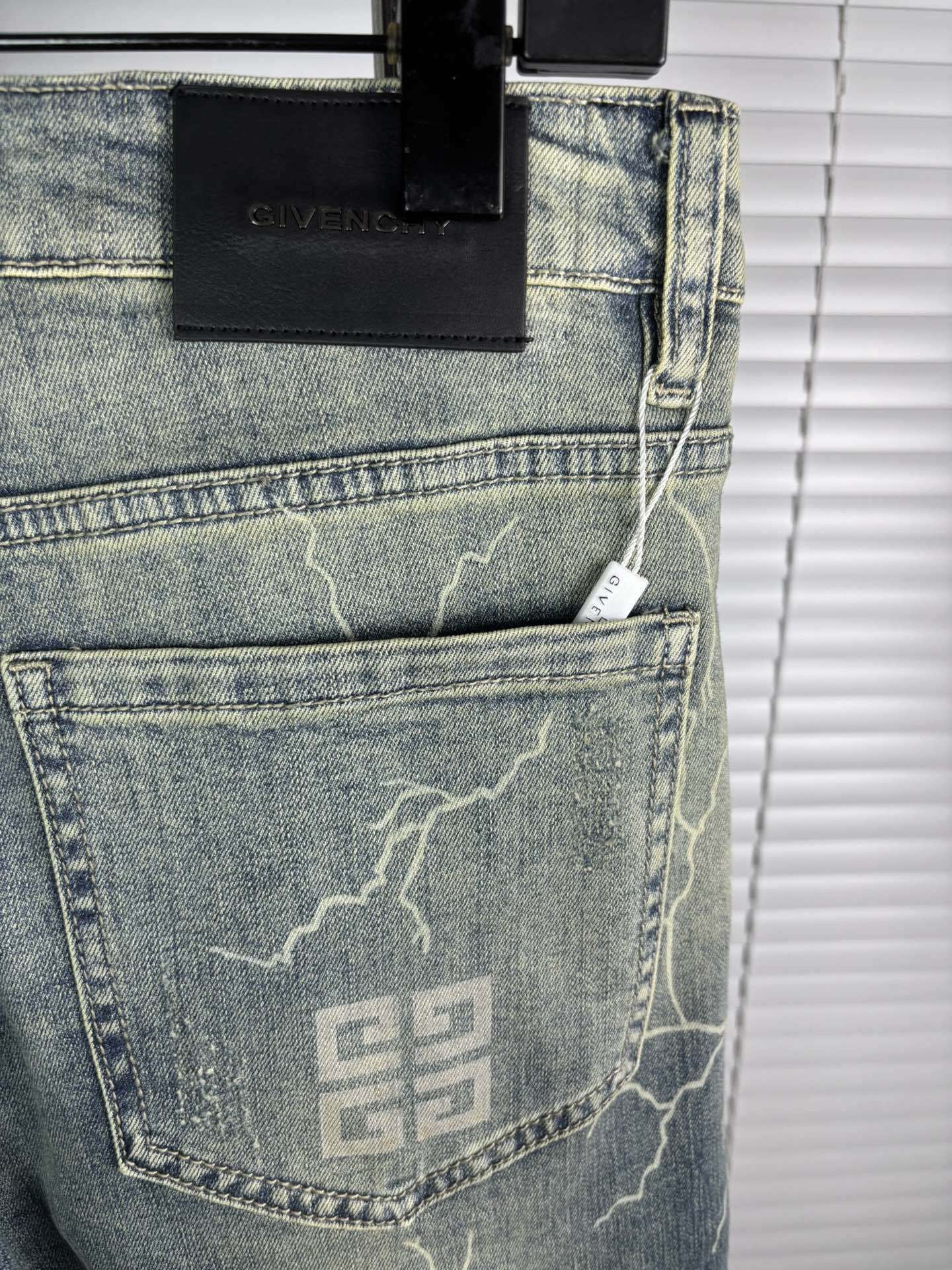 超级有范儿的一款牛仔裤，定制原版水洗牛仔面料，独特设计，顶级刺绣工艺字母图案logo，原版五金辅料装饰，