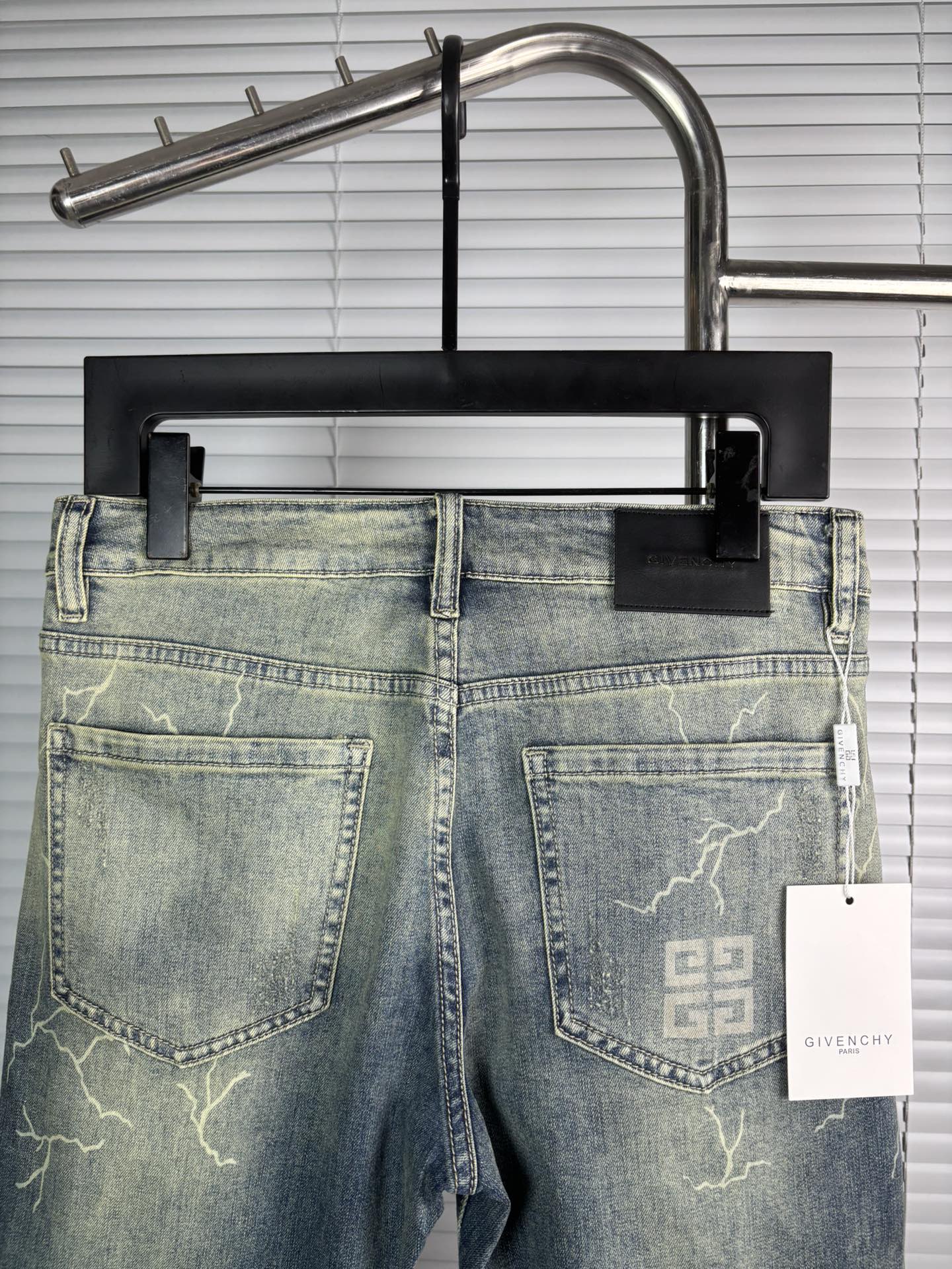 超级有范儿的一款牛仔裤，定制原版水洗牛仔面料，独特设计，顶级刺绣工艺字母图案logo，原版五金辅料装饰，