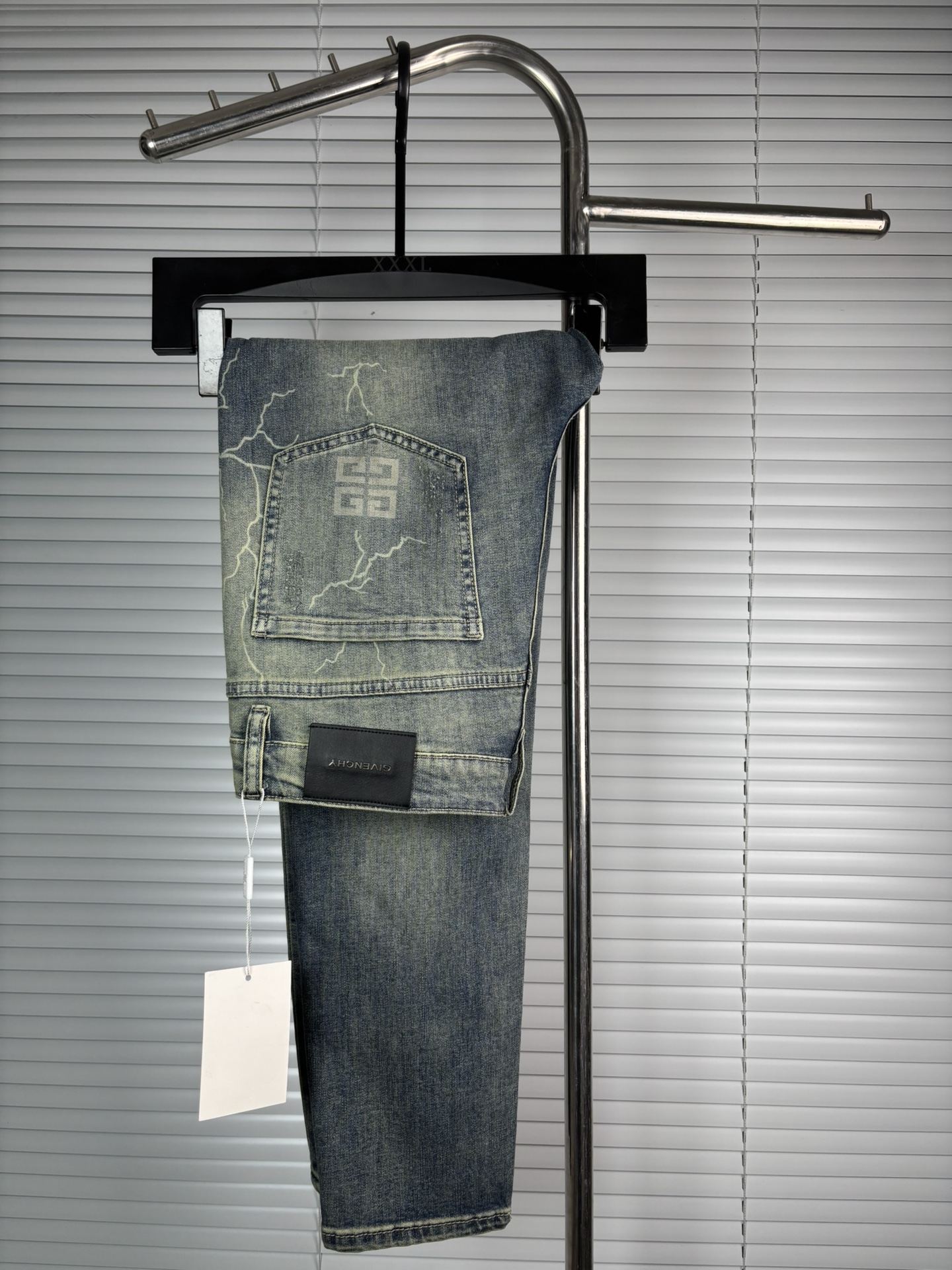 超级有范儿的一款牛仔裤，定制原版水洗牛仔面料，独特设计，顶级刺绣工艺字母图案logo，原版五金辅料装饰，