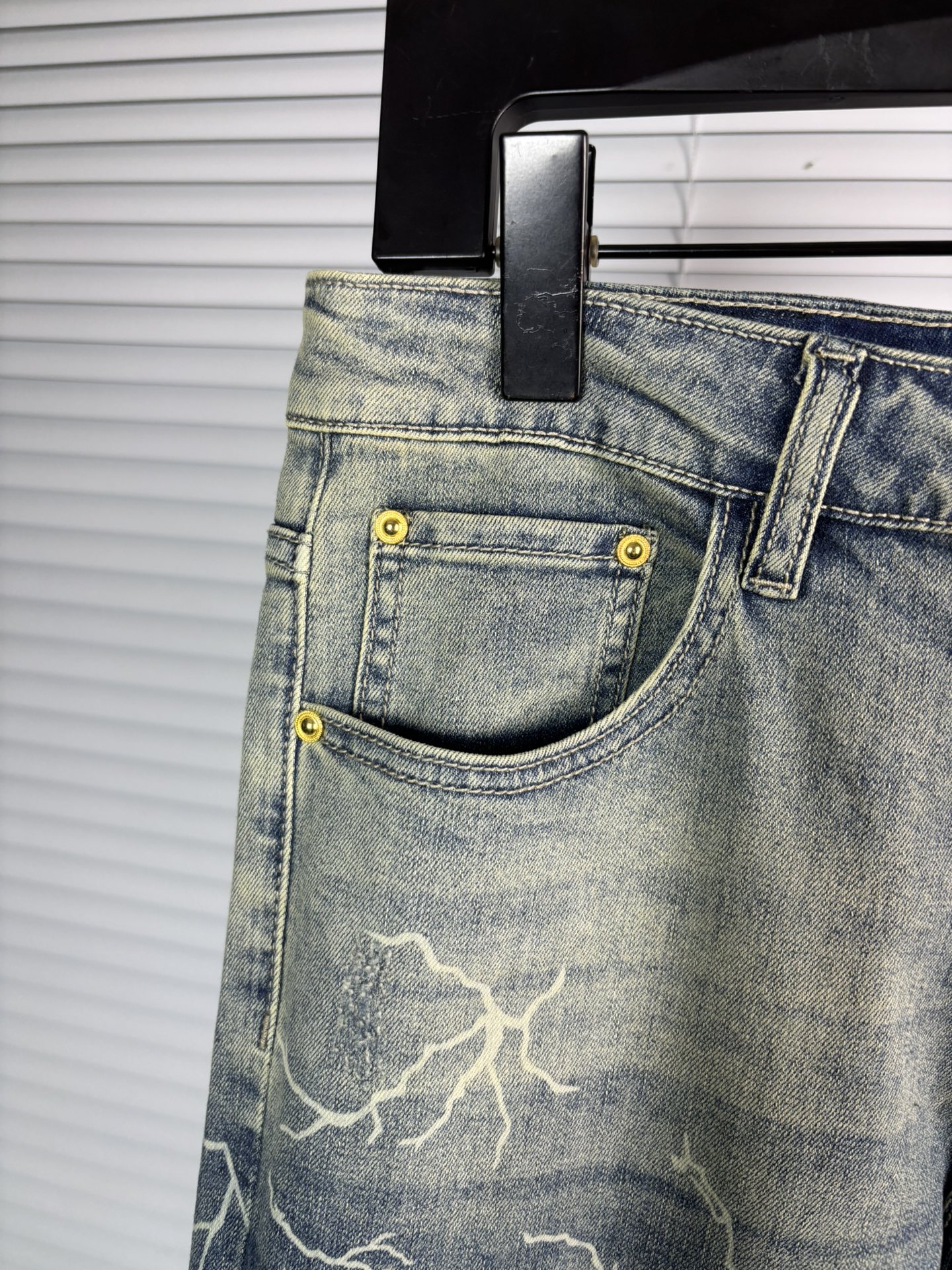 超级有范儿的一款牛仔裤，定制原版水洗牛仔面料，独特设计，顶级刺绣工艺字母图案logo，原版五金辅料装饰，