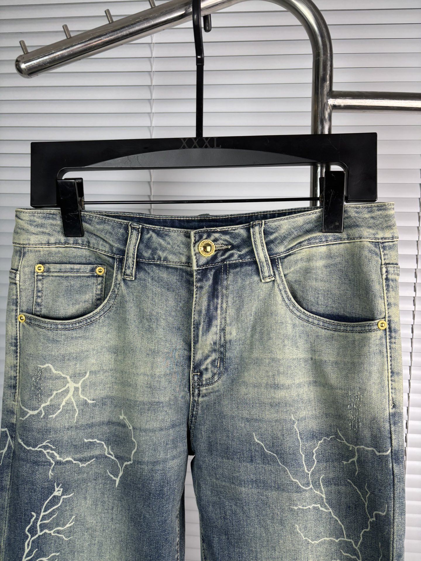 超级有范儿的一款牛仔裤，定制原版水洗牛仔面料，独特设计，顶级刺绣工艺字母图案logo，原版五金辅料装饰，