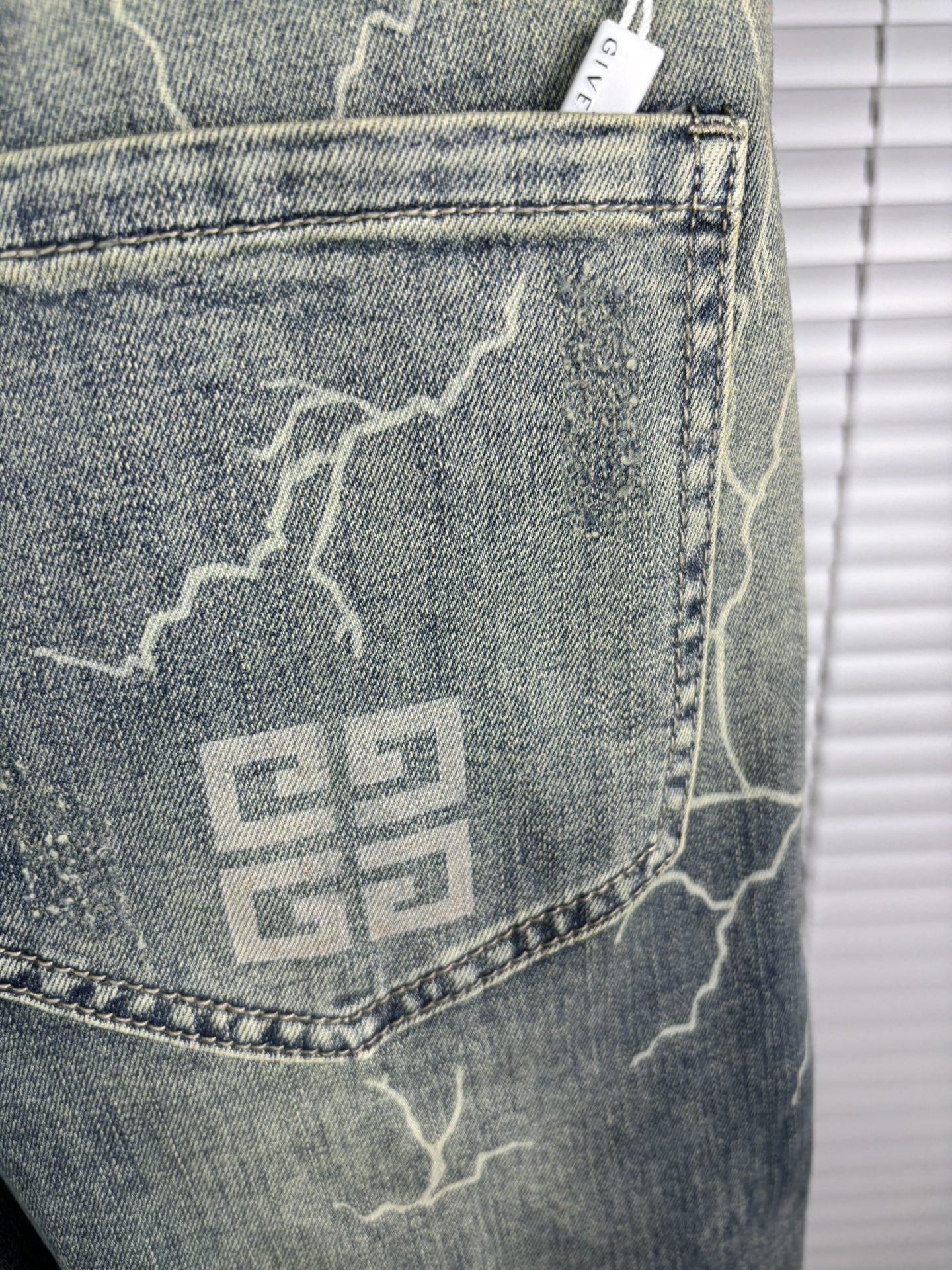 超级有范儿的一款牛仔裤，定制原版水洗牛仔面料，独特设计，顶级刺绣工艺字母图案logo，原版五金辅料装饰，