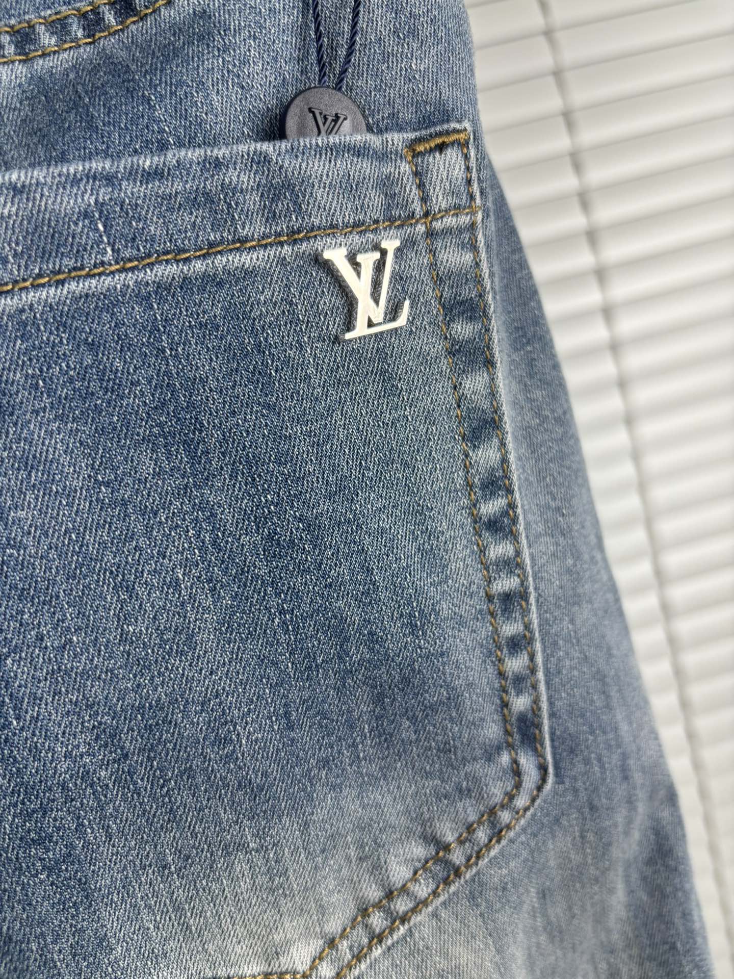 超级有范儿的一款牛仔裤，定制原版水洗牛仔面料，独特设计，顶级刺绣工艺字母图案logo，原版五金辅料装饰，