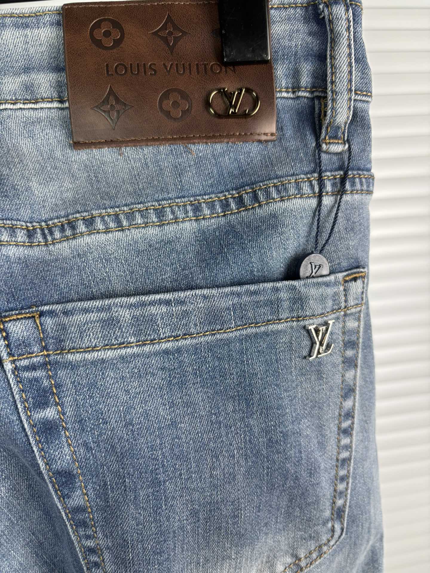 超级有范儿的一款牛仔裤，定制原版水洗牛仔面料，独特设计，顶级刺绣工艺字母图案logo，原版五金辅料装饰，