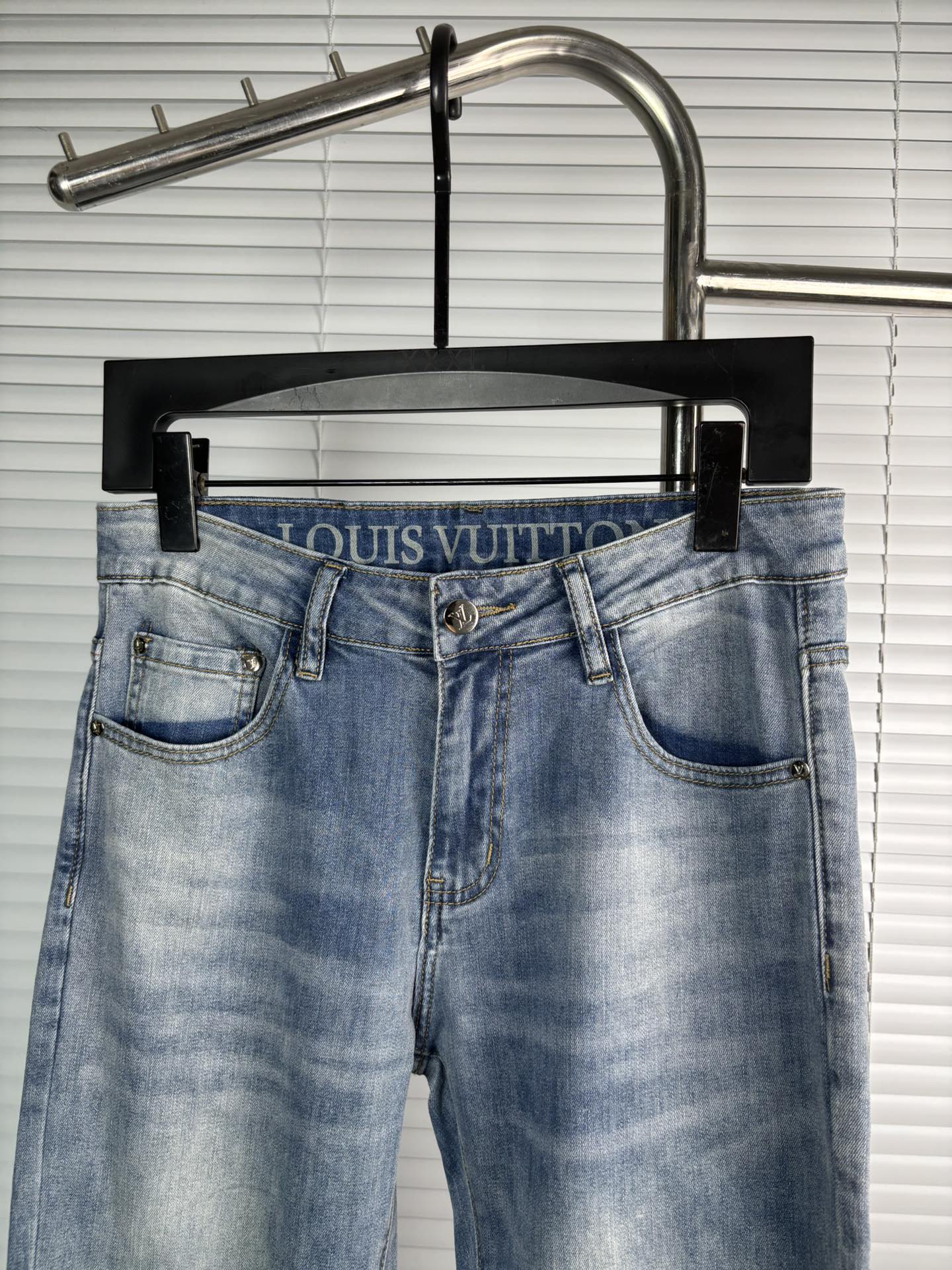 超级有范儿的一款牛仔裤，定制原版水洗牛仔面料，独特设计，顶级刺绣工艺字母图案logo，原版五金辅料装饰，