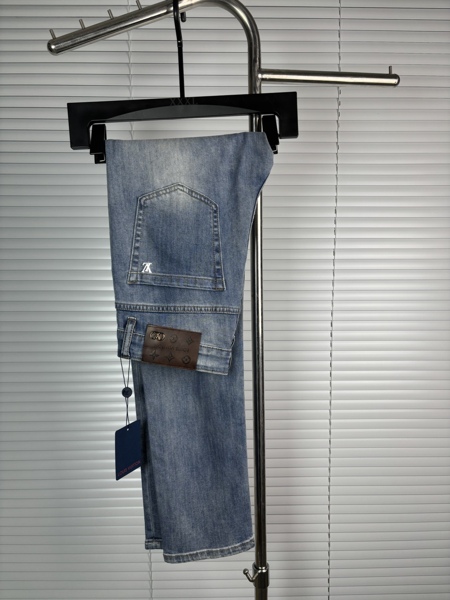 超级有范儿的一款牛仔裤，定制原版水洗牛仔面料，独特设计，顶级刺绣工艺字母图案logo，原版五金辅料装饰，