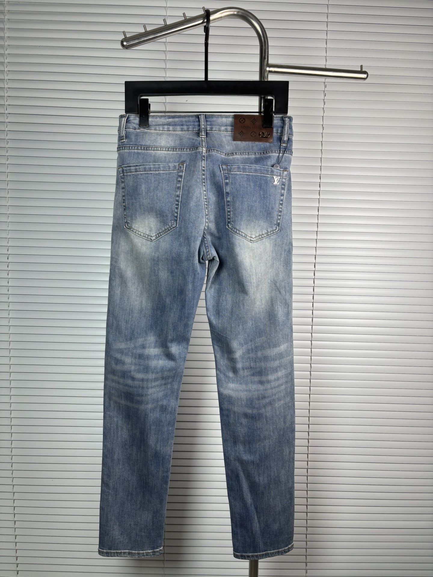 超级有范儿的一款牛仔裤，定制原版水洗牛仔面料，独特设计，顶级刺绣工艺字母图案logo，原版五金辅料装饰，