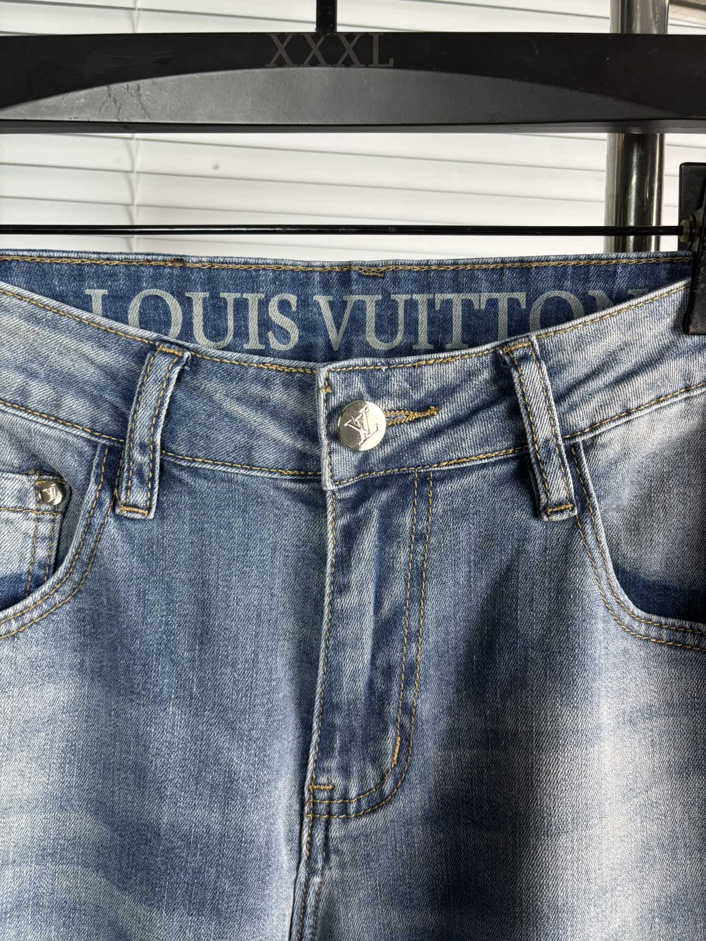 超级有范儿的一款牛仔裤，定制原版水洗牛仔面料，独特设计，顶级刺绣工艺字母图案logo，原版五金辅料装饰，