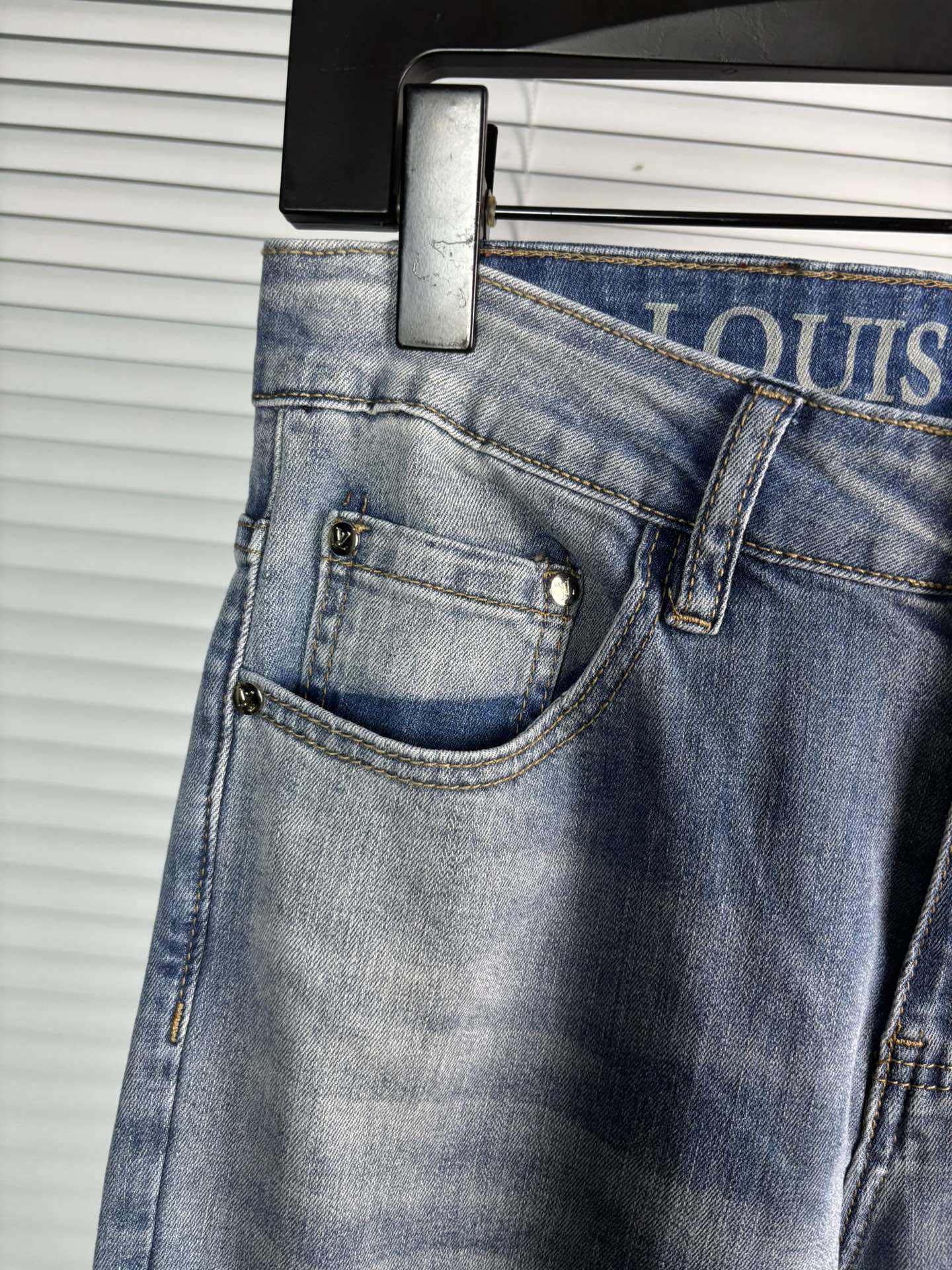 超级有范儿的一款牛仔裤，定制原版水洗牛仔面料，独特设计，顶级刺绣工艺字母图案logo，原版五金辅料装饰，